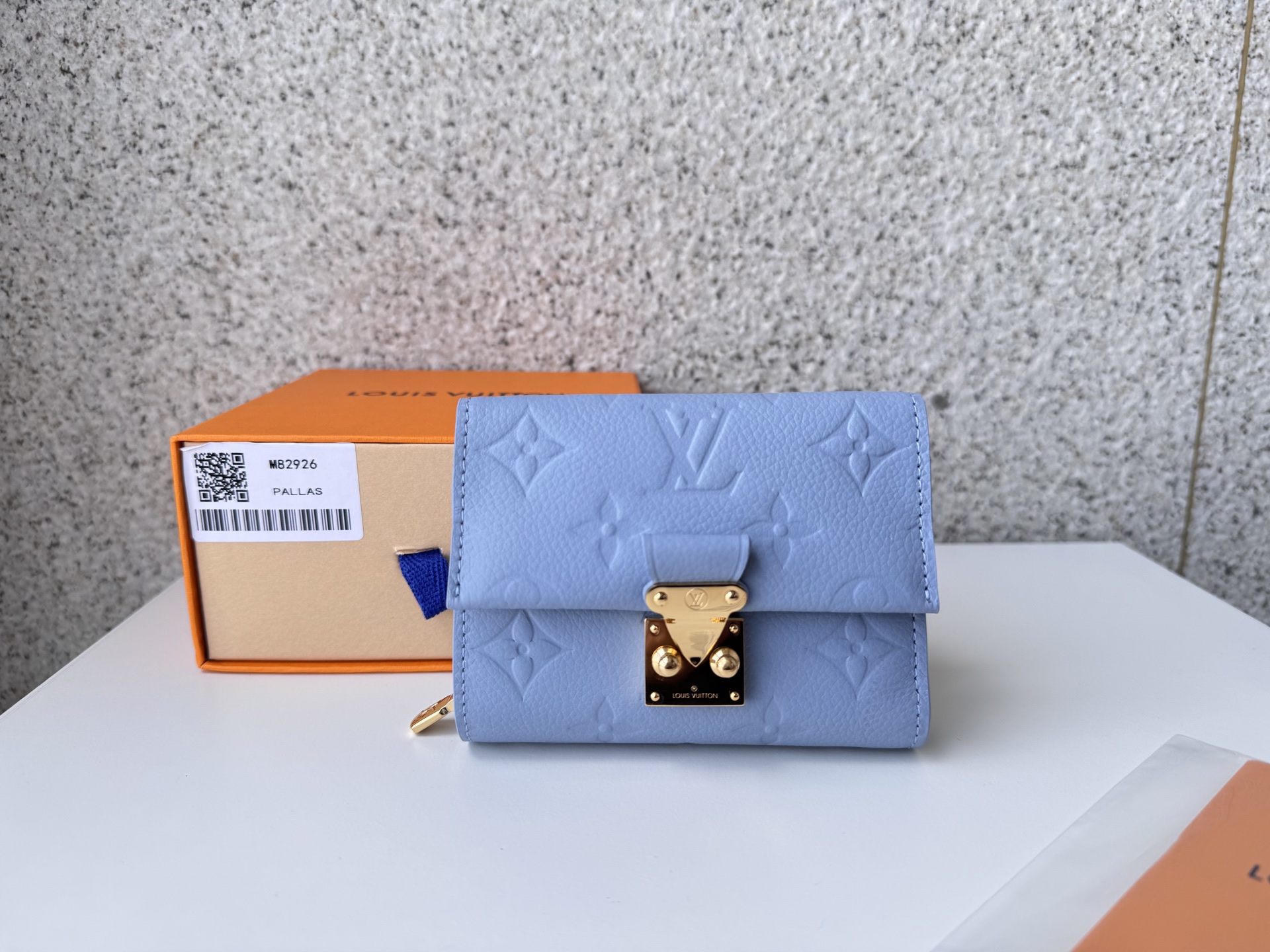 NO:672343,[Top original order] M82926 blue Métis short wallet, inspired by the Métis leather goods series, is embossed with the classic Monogram pattern on soft Monogram Empreinte leather. The pocket-sized S-lock lock secures the flap, continuing the classic Louis Vuitton hard case elements. The elegant structure has ample space inside, with a zippered accordion coin pocket, patch pocket and card compartment. Size 11.5×8.5×4cm., LV wallet, louis  vuitton,louis vuitton,wallets19860909【顶级原单】 M82926蓝色Métis 短款钱夹 承袭 Métis 皮具系列灵感,为柔软 Monogram Empreinte 皮革压印经典 Monogram 图案.袖珍 S-lock 锁扣固定翻盖,延续路易威登经典硬箱元素.雅致构型内藏充裕空间,设有拉链风琴零钱袋、贴袋和卡片夹层.尺寸11.5×8.5×4cm.,LV钱包,louis vuitton,louis vuitton,wallets,欧美剧