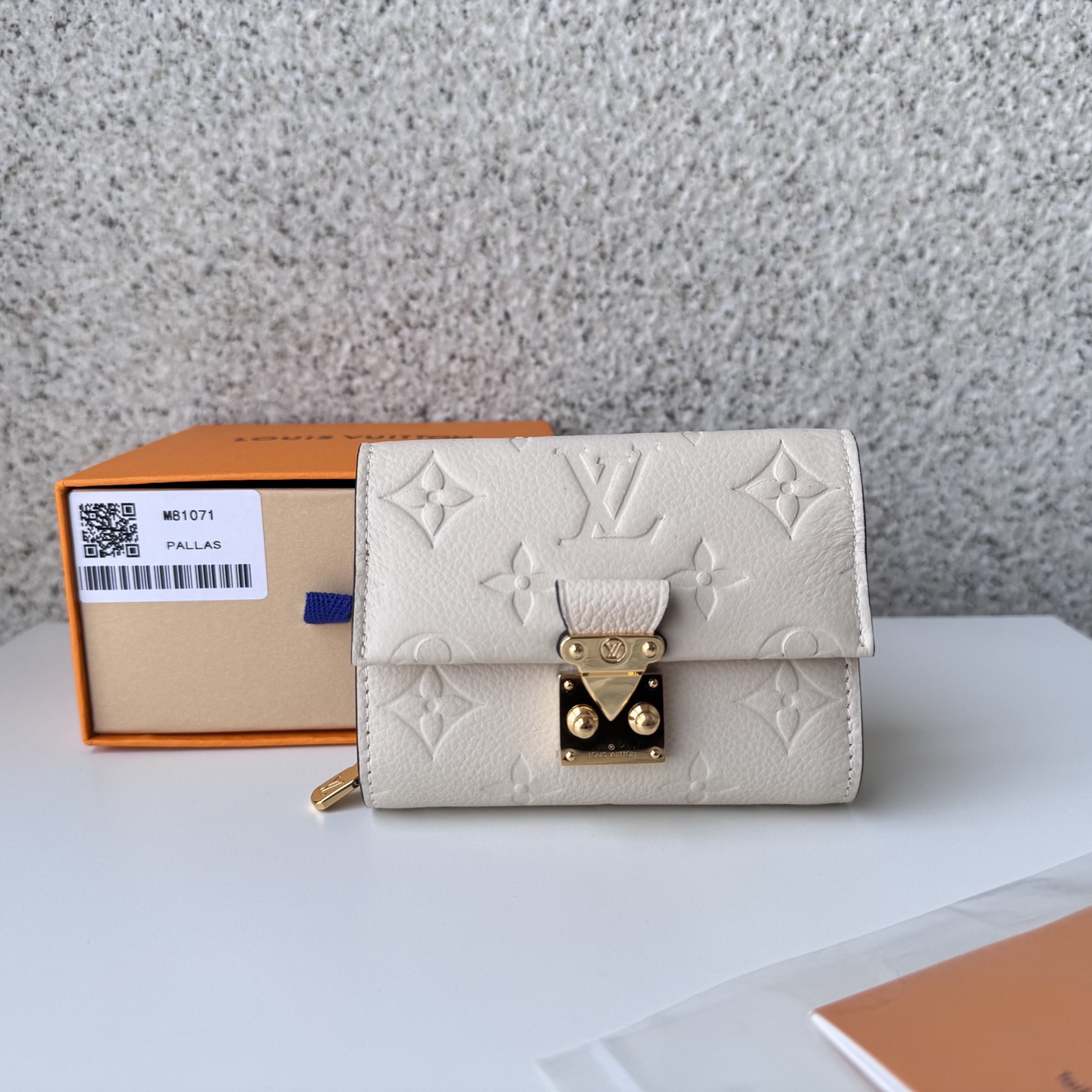 NO:672341,[Top Original Order] M81071 White Métis Short Wallet Inheriting the inspiration of the Métis leather goods series, it is embossed with the classic Monogram pattern on soft Monogram Empreinte leather. The pocket S-lock lock secures the flap, continuing the classic Louis Vuitton hard case elements. The elegant structure has ample space inside, with a zippered accordion coin pocket, patch pocket and card compartment. Size 11.5×8.5×4cm., LV wallet, louis  vuitton,louis vuitton,wallets19860909【顶级原单】 M81071白Métis 短款钱夹 承袭 Métis 皮具系列灵感,为柔软 Monogram Empreinte 皮革压印经典 Monogram 图案.袖珍 S-lock 锁扣固定翻盖,延续路易威登经典硬箱元素.雅致构型内藏充裕空间,设有拉链风琴零钱袋、贴袋和卡片夹层.尺寸11.5×8.5×4cm.,LV钱包,louis vuitton,louis vuitton,wallets,欧美剧