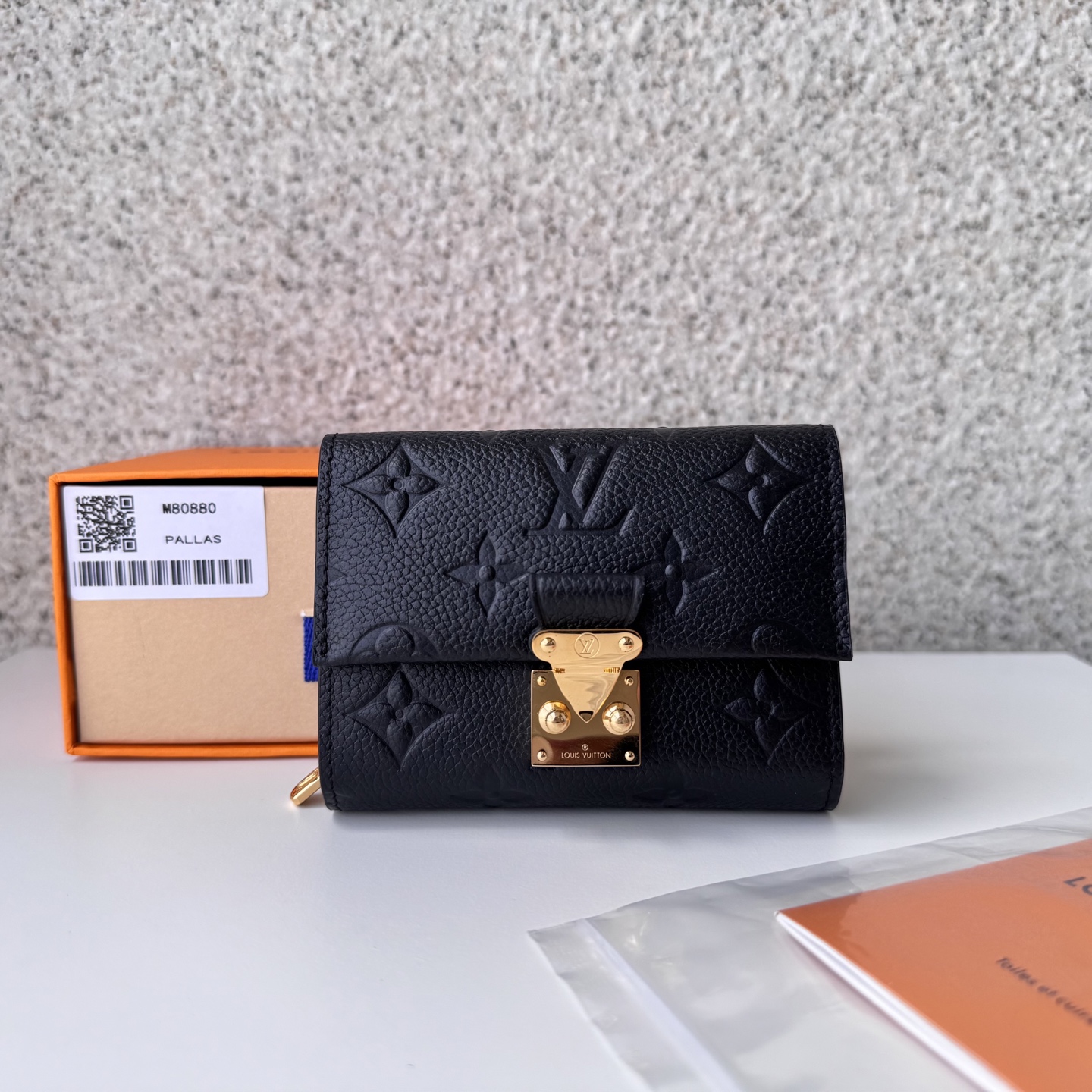 NO:672339,[Top original order] M80880 black Métis short wallet, inspired by the Métis leather goods series, is embossed with the classic Monogram pattern on soft Monogram Empreinte leather. The pocket-sized S-lock lock secures the flap, continuing the classic Louis Vuitton hard case elements. The elegant structure has ample space inside, with a zipper accordion coin pocket, patch pocket and card compartment. Size 11.5×8.5×4cm., LV wallet, louis  vuitton,louis vuitton,wallets19860909【顶级原单】 M80880黑色Métis 短款钱夹 承袭 Métis 皮具系列灵感,为柔软 Monogram Empreinte 皮革压印经典 Monogram 图案.袖珍 S-lock 锁扣固定翻盖,延续路易威登经典硬箱元素.雅致构型内藏充裕空间,设有拉链风琴零钱袋、贴袋和卡片夹层.尺寸11.5×8.5×4cm.,LV钱包,louis vuitton,louis vuitton,wallets,欧美剧