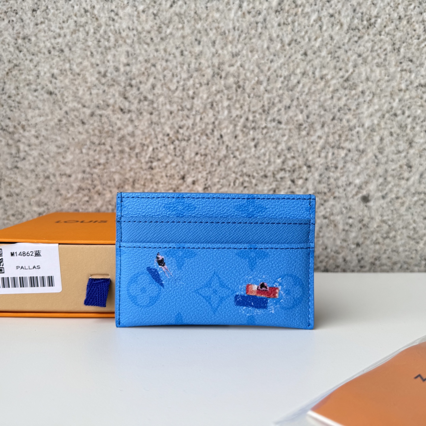 NO:672509,[Top Original] M14862 Blue Card Holder As part of the Father's Day collection, this double card holder is made of colorful Monogram canvas and is printed with a pattern of a miniature sports scene. This playful image adds a whimsical charm to this classic accessory. Size: 11x1.5x7cm., LV wallet, louis vuitton, wallets19860909【顶级原单】M14862蓝色卡包作为父亲节系列的一部分,这款双卡套采用彩色Monogram帆布制成,上面印有一幅微型运动场景的图案.这个俏皮的图像为这款经典配饰增添了一丝异想天开的韵味.尺寸:11x1.5x7cm.,LV钱包,louis vuitton,wallets,欧美剧