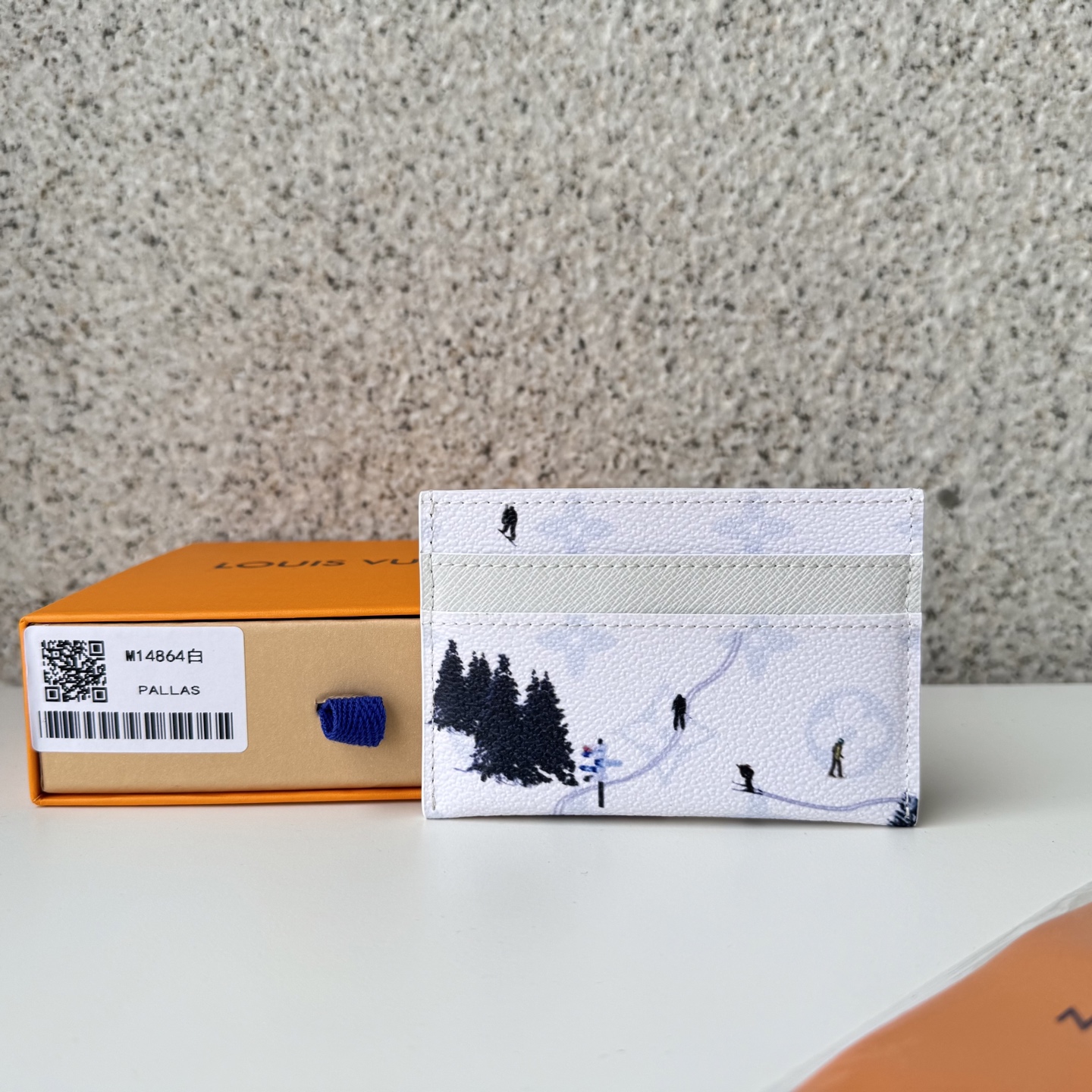 NO:672507,[Top Original] M14864 White Card Holder As part of the Father's Day series, this double card holder is made of colorful Monogram canvas, printed with a pattern of a miniature sports scene. This playful image adds a whimsical charm to this classic accessory. Size: 11x1.5x7cm., LV wallet, louis vuitton, wallets19860909【顶级原单】M14864白卡包作为父亲节系列的一部分,这款双卡套采用彩色Monogram帆布制成,上面印有一幅微型运动场景的图案.这个俏皮的图像为这款经典配饰增添了一丝异想天开的韵味.尺寸:11x1.5x7cm.,LV钱包,louis vuitton,wallets,欧美剧