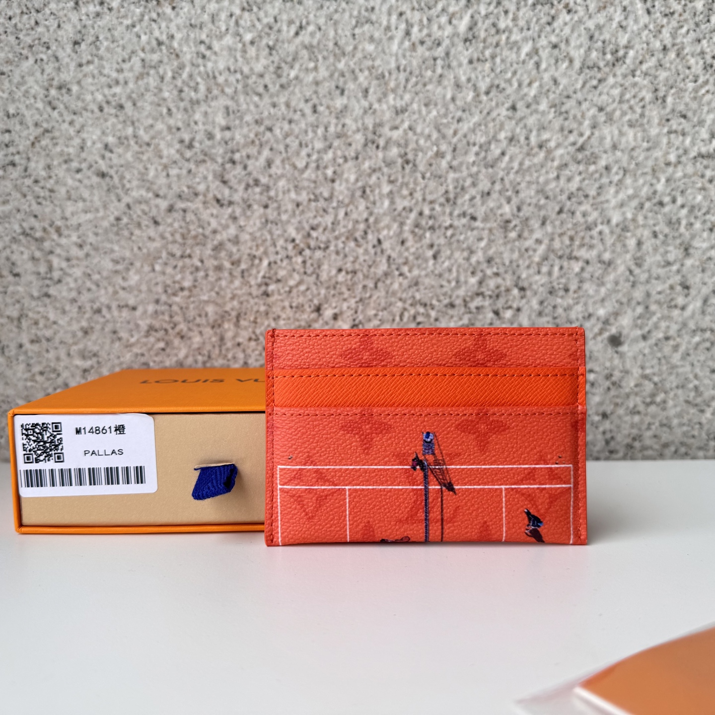 NO:672535,[Top Original] M14861 Orange Card Holder As part of the Father's Day series, this double card holder is made of colorful Monogram canvas and is printed with a pattern of a miniature sports scene. This playful image adds a whimsical charm to this classic accessory. Size: 11x1.5x7cm., LV wallet, louis vuitton, wallets19860909【顶级原单】M14861橙卡包作为父亲节系列的一部分,这款双卡套采用彩色Monogram帆布制成,上面印有一幅微型运动场景的图案.这个俏皮的图像为这款经典配饰增添了一丝异想天开的韵味.尺寸:11x1.5x7cm.,LV钱包,louis vuitton,wallets,欧美剧