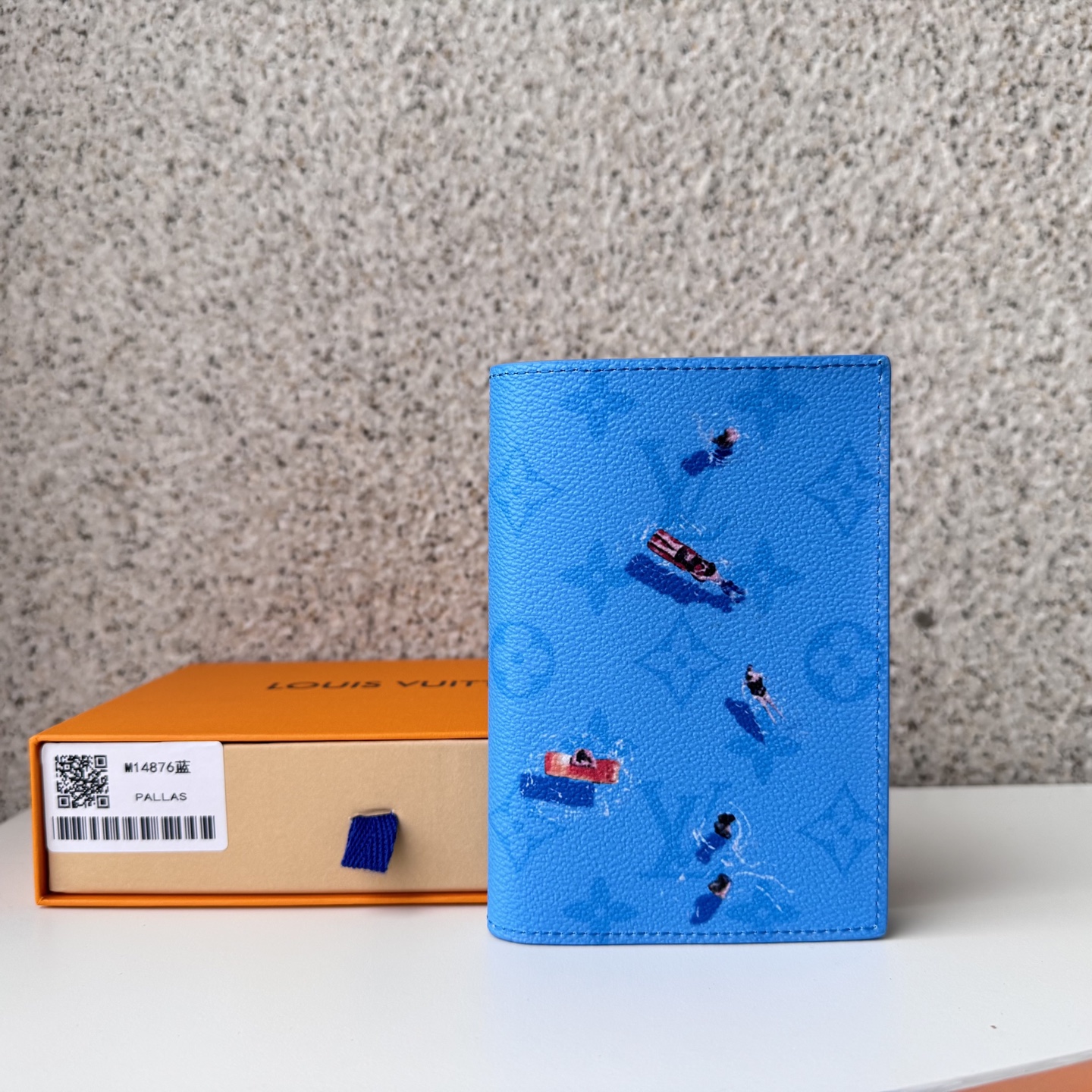 NO:672513,[Top Original Order] M14875 Green Passport on a colorful monolithic canvas, with a realistic miniature sports scene of 'Kouverture Pasport'. A happy Father's Day gift for all travelers. Very uniquely finished through unexpected images and craftsmanship painted in a relaxing monolithic pattern background. Size: 10 x 14 x 2.5cm., LV wallet, louis vuitton, wallets19860909【顶级原单】M14875绿色护照在色彩缤纷的单体画布上,配以逼真的微型体育场面的“库维尔图尔·帕斯波尔”.是送给所有旅行者的父亲节快乐礼物.通过在轻松的单体图案背景中绘制的意想不到的图像和工艺,完成得非常独特.尺寸:10 x 14 x 2.5cm.,LV钱包,louis vuitton,wallets,欧美剧