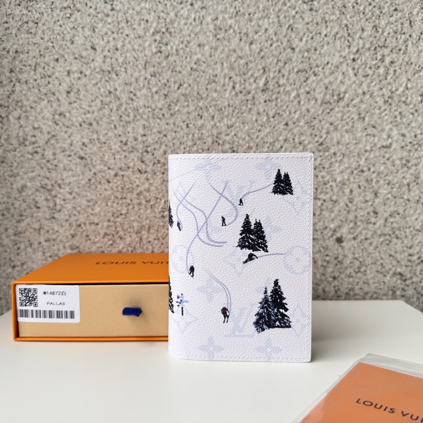 NO:672516,[Top Original Order] M14872 Passport on colorful monolithic canvas with realistic miniature sports scene of 'Kouverture Pasport'. A happy Father's Day gift for all travelers. Very unique finish through unexpected images and craftsmanship painted in a relaxing monolithic pattern background. Size: 10 x 14 x 2.5cm., LV wallet, louis vuitton, wallets19860909【顶级原单】M14872护照在色彩缤纷的单体画布上,配以逼真的微型体育场面的“库维尔图尔·帕斯波尔”.是送给所有旅行者的父亲节快乐礼物.通过在轻松的单体图案背景中绘制的意想不到的图像和工艺,完成得非常独特.尺寸:10 x 14 x 2.5cm.,LV钱包,louis vuitton,wallets,欧美剧