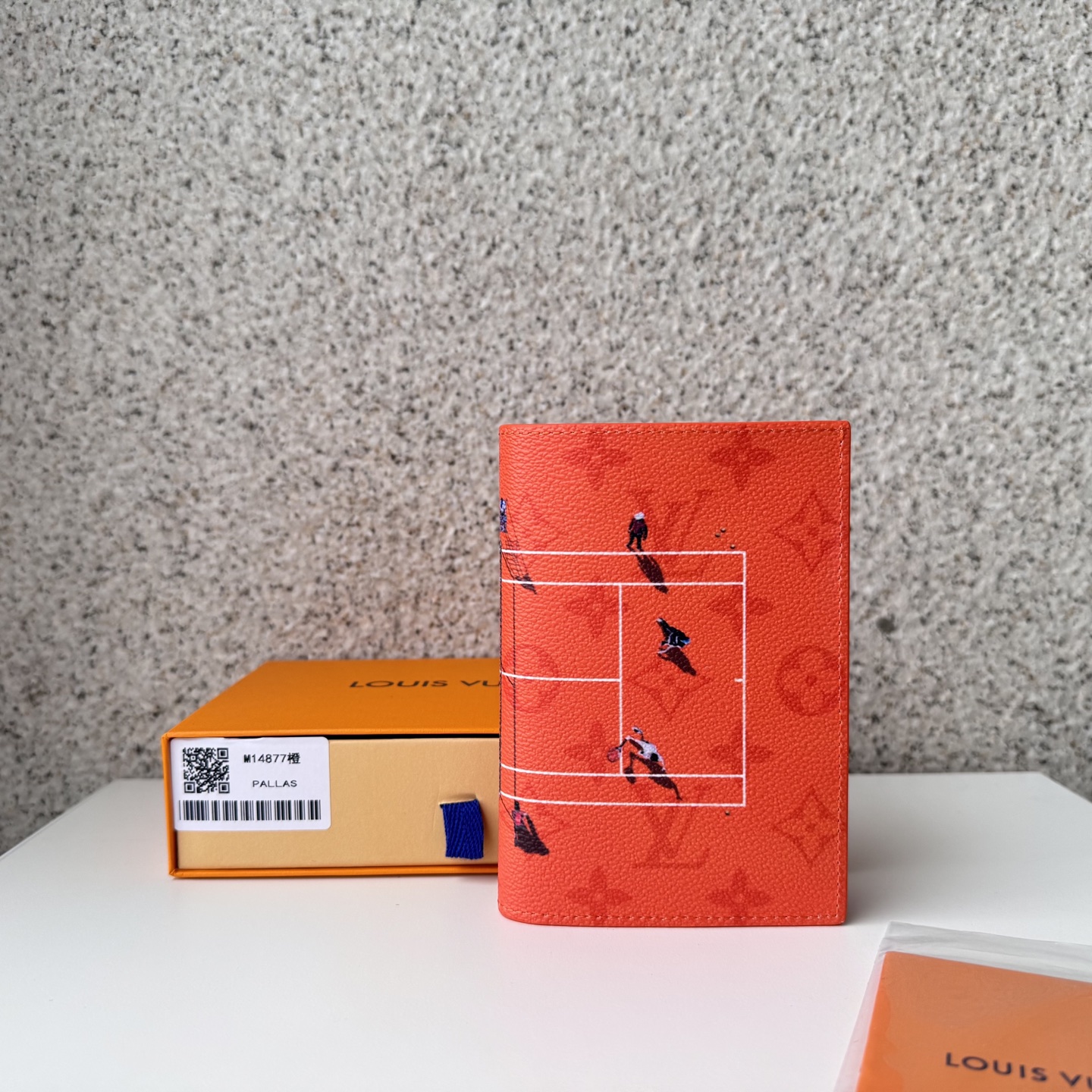 NO:672520,[Top Original Order] M14877 Passport on colorful monolithic canvas, with a realistic miniature sports scene of 'Kouverture Paspor'. A happy Father's Day gift for all travelers. Very uniquely finished through unexpected images and craftsmanship painted in a relaxing monolithic pattern background. Size: 10 x 14 x 2.5cm., LV wallet, louis vuitton, wallets19860909【顶级原单】M14877护照在色彩缤纷的单体画布上,配以逼真的微型体育场面的“库维尔图尔·帕斯波尔”.是送给所有旅行者的父亲节快乐礼物.通过在轻松的单体图案背景中绘制的意想不到的图像和工艺,完成得非常独特.尺寸:10 x 14 x 2.5cm.,LV钱包,louis vuitton,wallets,欧美剧