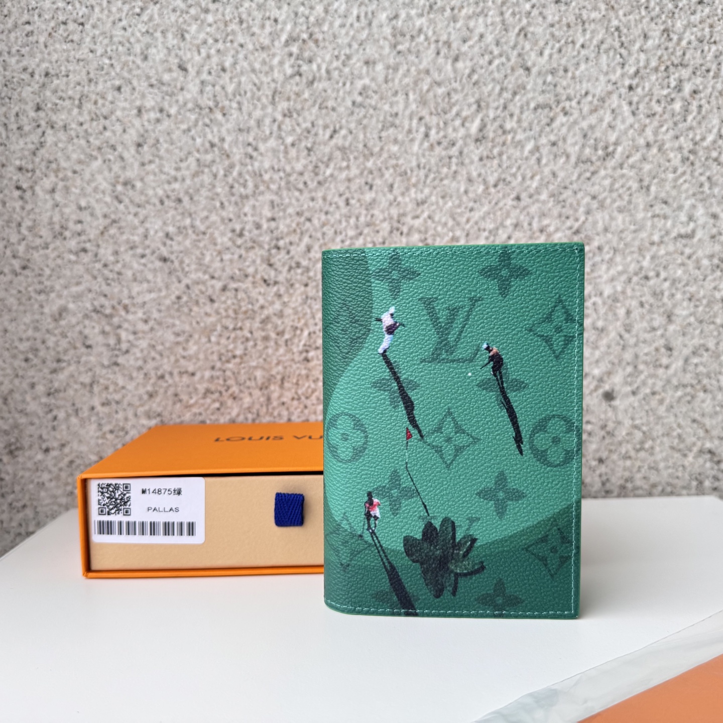 NO:672522,[Top Original Order] M14875 Green Passport on a colorful monolithic canvas, with a realistic miniature sports scene of 'Kouverture Pasport'. A happy Father's Day gift for all travelers. Very uniquely finished through unexpected images and craftsmanship painted in a relaxing monolithic pattern background. Size: 10 x 14 x 2.5cm., LV wallet, louis vuitton, wallets19860909【顶级原单】M14875绿色护照在色彩缤纷的单体画布上,配以逼真的微型体育场面的“库维尔图尔·帕斯波尔”.是送给所有旅行者的父亲节快乐礼物.通过在轻松的单体图案背景中绘制的意想不到的图像和工艺,完成得非常独特.尺寸:10 x 14 x 2.5cm.,LV钱包,louis vuitton,wallets,欧美剧