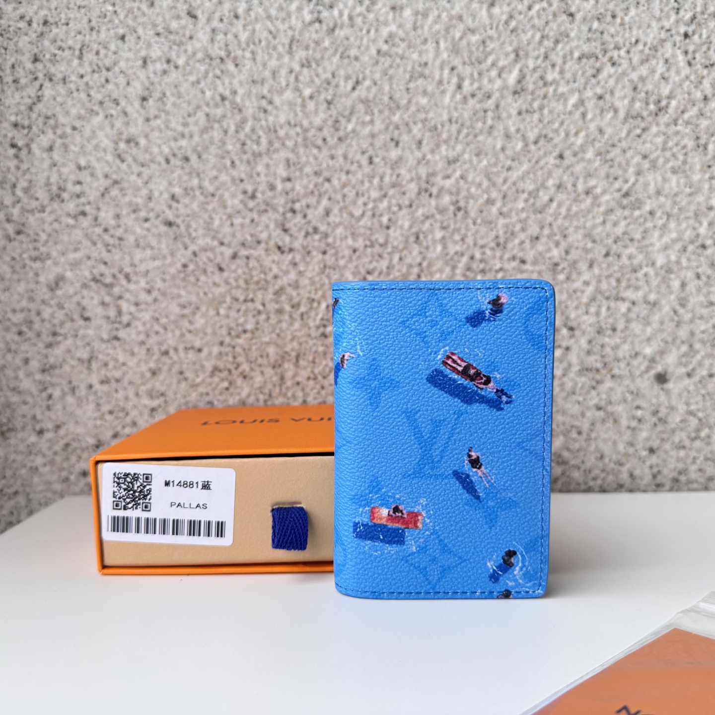 NO:672514,[Top Original Order] M14881 blue wallet prints the miniature sports scene 'Playmaker Dubosh' on a colorful monolithic canvas. This is a compact card box, perfect as a Father's Day gift. The realistic print of the little athletes and their shadows overlapping the iconic monolithic pattern creates a charming contrast. Size 7.5 x 11.1 x 1cm., LV wallet, louis vuitton, wallets19860909【顶级原单】M14881蓝色钱夹在彩色的单体画布上印刷了微型体育场面的“组织者杜波什”.这是一款小巧的卡片盒,非常适合作为父亲节的礼物.在标志性的单体图案上重叠的小运动员和他们影子的逼真的印刷品创造了迷人的对比.尺寸7.5 x 11.1 x 1cm.,LV钱包,louis vuitton,wallets,欧美剧