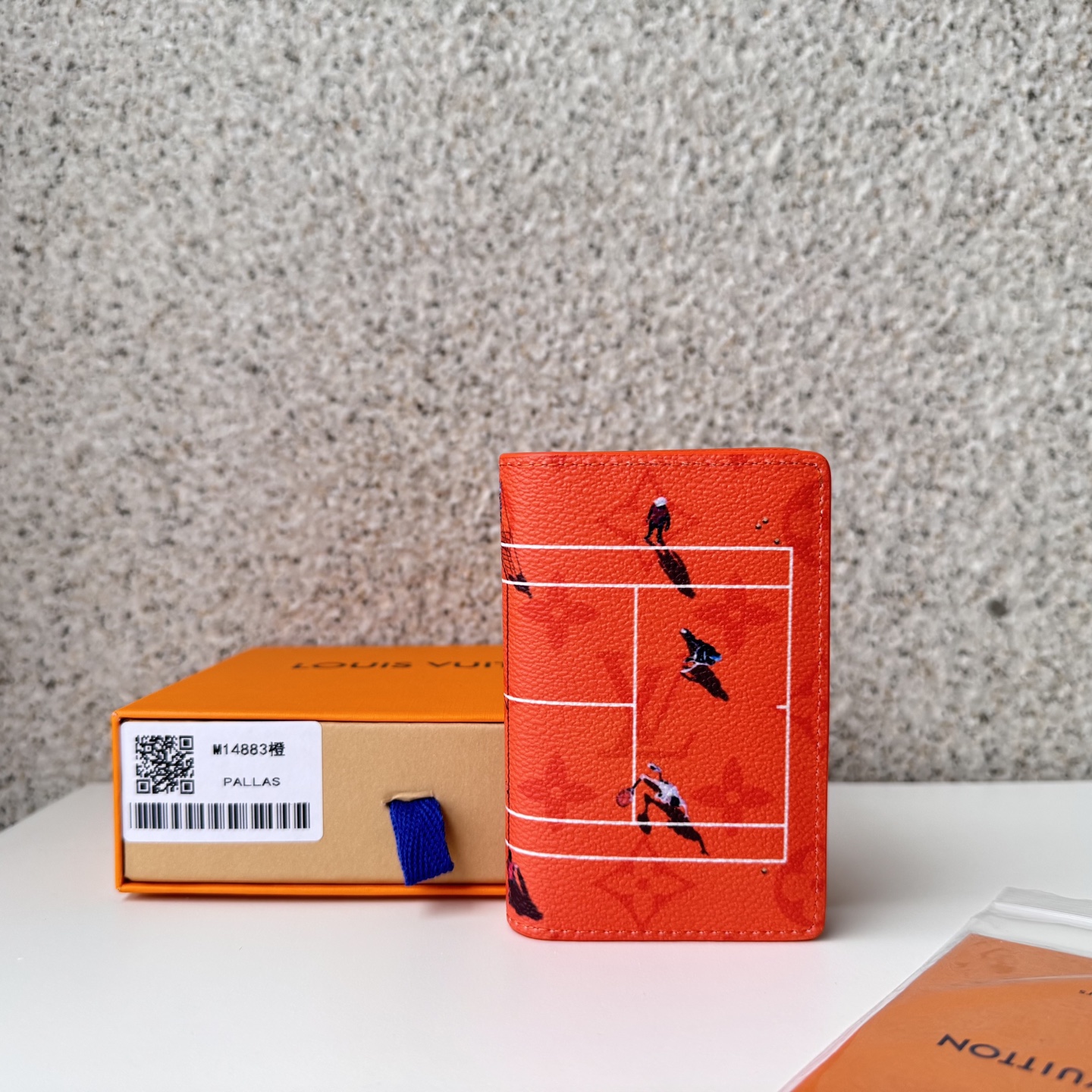 NO:672508,[Top Original] M14883 Orange Wallet features a miniature sports scene 'Playmaker Dubosh' printed on a colorful monolithic canvas. This is a compact card box, perfect as a Father's Day gift. The realistic print of the little athletes and their shadows overlapping the iconic monolithic pattern creates a charming contrast. Size 7.5 x 11.1 x 1cm., LV wallet, louis vuitton, wallets19860909【顶级原单】M14883橙钱夹在彩色的单体画布上印刷了微型体育场面的“组织者杜波什”.这是一款小巧的卡片盒,非常适合作为父亲节的礼物.在标志性的单体图案上重叠的小运动员和他们影子的逼真的印刷品创造了迷人的对比.尺寸7.5 x 11.1 x 1cm.,LV钱包,louis vuitton,wallets,欧美剧