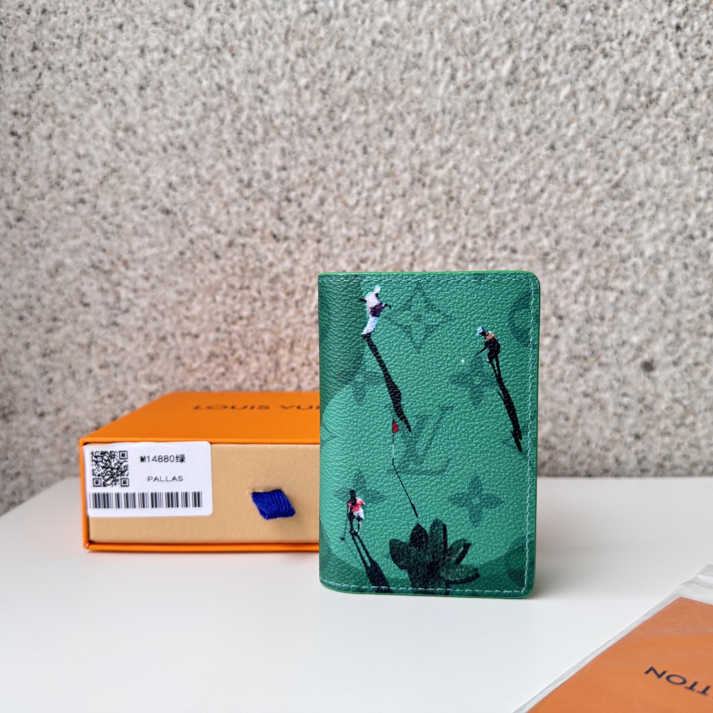 NO:672511,[Top Original Order] The M14880 green wallet prints the miniature sports scene 'Playmaker Dubosh' on a colorful monolithic canvas. This is a compact card box, perfect as a Father's Day gift. The realistic print of the little athletes and their shadows overlapping the iconic monolithic pattern creates a charming contrast. Size 7.5 x 11.1 x 1cm., LV wallet, louis vuitton, wallets19860909【顶级原单】M14880绿色钱夹在彩色的单体画布上印刷了微型体育场面的“组织者杜波什”.这是一款小巧的卡片盒,非常适合作为父亲节的礼物.在标志性的单体图案上重叠的小运动员和他们影子的逼真的印刷品创造了迷人的对比.尺寸7.5 x 11.1 x 1cm.,LV钱包,louis vuitton,wallets,欧美剧