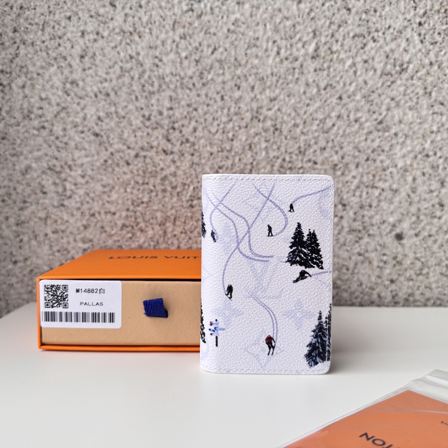 NO:672517,[Top Original Order] M14882 white money clip prints the miniature sports scene 'Playmaker Dubosh' on a colorful monolithic canvas. This is a compact card box, perfect as a Father's Day gift. The realistic print of the little athletes and their shadows overlapping the iconic monolithic pattern creates a charming contrast. Size 7.5 x 11.1 x 1cm.., LV wallet, louis vuitton, wallets19860909【顶级原单】M14882白钱夹在彩色的单体画布上印刷了微型体育场面的“组织者杜波什”.这是一款小巧的卡片盒,非常适合作为父亲节的礼物.在标志性的单体图案上重叠的小运动员和他们影子的逼真的印刷品创造了迷人的对比.尺寸7.5 x 11.1 x 1cm..,LV钱包,louis vuitton,wallets,欧美剧