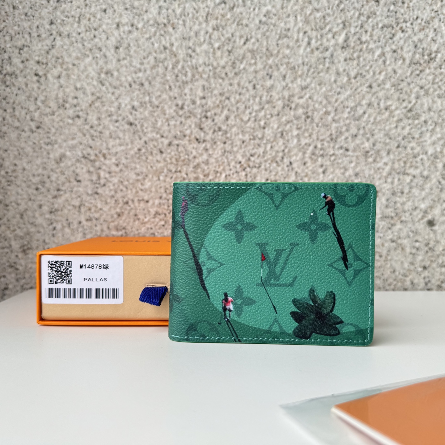 NO:672524,[Top original order] M14878 green short clip prints the 'Portofoyle Slender' with a fun mini sports scene on a colorful monolithic canvas. The relaxed monolithic pattern blends with the background tones, highlighting the realistic image superimposed on it. Debuted as part of the 'Father's Day' series, it is the best gift for all sports-loving fathers. Size: 11x8.5x2cm., LV wallet, louis vuitton, wallets19860909【顶级原单】M14878绿色短夹在色彩缤纷的单体画布上印制了充满乐趣的迷你体育场面的“Portofoyle Slender”.轻松的单体图案与背景色调融为一体,突出了叠加在上面的逼真的图像.作为“父亲节”系列的一部分登场,是所有热爱运动的父亲的最佳礼物.尺寸:11x8.5x2cm.,LV钱包,louis vuitton,wallets,欧美剧