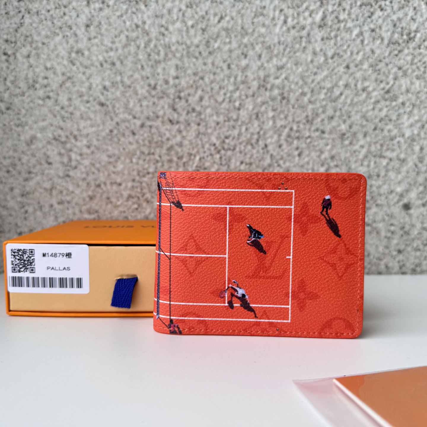 NO:672528,[Top Original Order] M14879 orange clip-on prints 'Portofoyle Slender' with a fun mini sports scene on a colorful monolithic canvas. The relaxed monolithic pattern blends with the background tones, highlighting the realistic image superimposed on it. Debuted as part of the 'Father's Day' series, it is the best gift for all sports-loving fathers. Size: 11x8.5x2cm., LV wallet, louis vuitton, wallets19860909【顶级原单】M14879橙色短夹在色彩缤纷的单体画布上印制了充满乐趣的迷你体育场面的“Portofoyle Slender”.轻松的单体图案与背景色调融为一体,突出了叠加在上面的逼真的图像.作为“父亲节”系列的一部分登场,是所有热爱运动的父亲的最佳礼物.尺寸:11x8.5x2cm.,LV钱包,louis vuitton,wallets,欧美剧