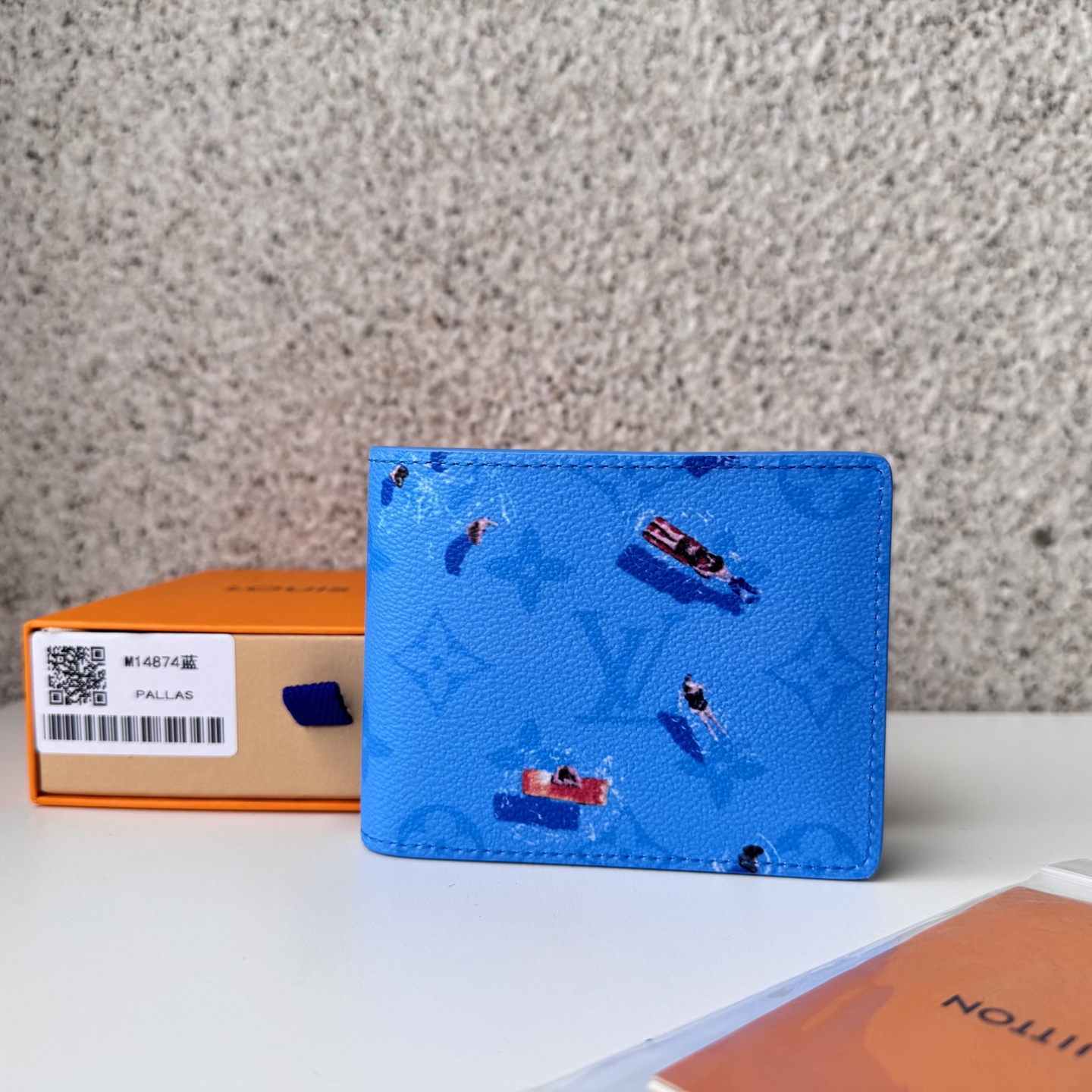 NO:672531,[Top Original] M14874 blue clip-on prints the fun-filled mini sports scene 'Portofoyle Slender' on a colorful monolithic canvas. The relaxed monolithic pattern blends with the background tones, highlighting the realistic images superimposed on it. Debuted as part of the 'Father's Day' series, it is the best gift for all sports-loving fathers. Size: 11x8.5x2cm., LV wallet, louis vuitton, wallets19860909【顶级原单】M14874蓝色短夹在色彩缤纷的单体画布上印制了充满乐趣的迷你体育场面的“Portofoyle Slender”.轻松的单体图案与背景色调融为一体,突出了叠加在上面的逼真的图像.作为“父亲节”系列的一部分登场,是所有热爱运动的父亲的最佳礼物.尺寸:11x8.5x2cm.,LV钱包,louis vuitton,wallets,欧美剧