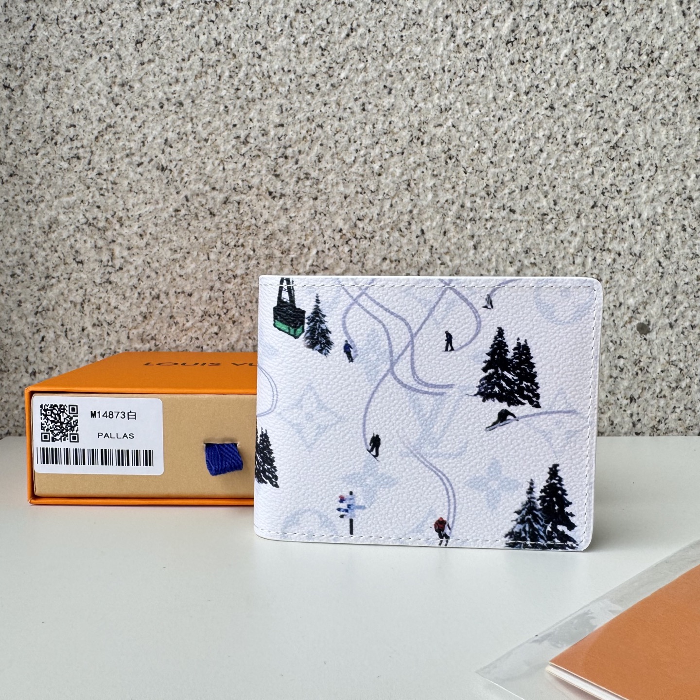 NO:672534,[Top original order] M14873 white clip-on prints 'Portofoyle Slender' with a fun mini sports scene on a colorful monolithic canvas. The relaxed monolithic pattern blends with the background tones, highlighting the realistic image superimposed on it. Debuted as part of the 'Father's Day' series, it is the best gift for all sports-loving fathers. Size: 11x8.5x2cm., LV wallet, louis vuitton, wallets19860909【顶级原单】M14873白色短夹在色彩缤纷的单体画布上印制了充满乐趣的迷你体育场面的“Portofoyle Slender”.轻松的单体图案与背景色调融为一体,突出了叠加在上面的逼真的图像.作为“父亲节”系列的一部分登场,是所有热爱运动的父亲的最佳礼物.尺寸:11x8.5x2cm.,LV钱包,louis vuitton,wallets,欧美剧