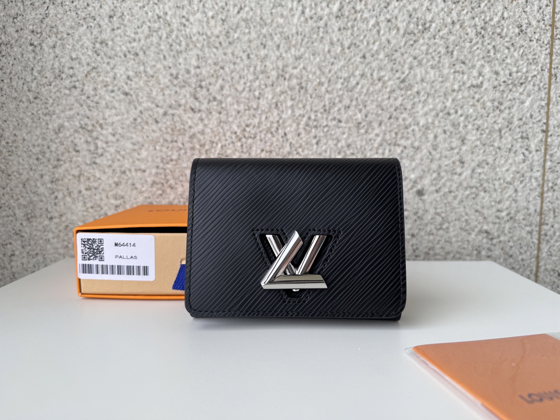 NO:672607,[Top original order] M64414 black, a smaller classic Twist wallet, cut from Epi leather, integrated with many practical features, showing excellent space utilization efficiency. It can be easily put into any Twist handbag, equipped with the series' iconic twist lock, gently twist your finger to transform the L into a V. Size: 12x9.6x2.5cm, packaging: with box,., LV wallet, louis vuitton, wallets19860909【顶级原单】M64414黑尺寸更为小巧的经典Twist钱夹,由Epi皮革裁制而成,融合众多实用特色设计,展现极为出众的空间利用效率.可轻松收入任何一款Twist手袋,配有该系列标志性的扭锁,轻轻扭动手指,将L转形为V.尺寸:12x9.6x2.5cm, 包装:配包装盒,.,LV钱包,louis vuitton,wallets,欧美剧