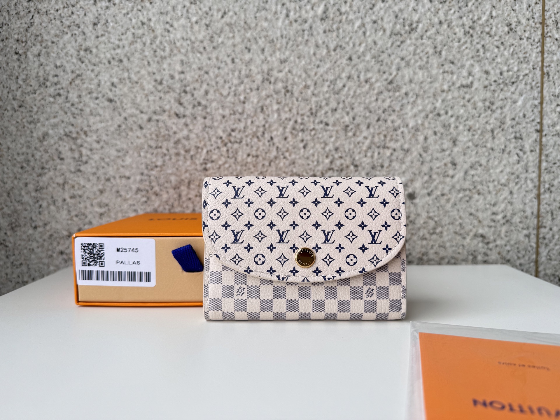 NO:672604,[Top Original Order] M25745, as part of the 'LV Romantic' series, reinterprets the 'Bordeaux Monero Sally' with this season's unique feminine colors. The stylish design of mixed cowhide and cowhide leather, the Damié Azur and Monogram patterns that symbolize the estate provide a joyful contrast. Size: 11 x 8 x 2.5 cm., LV wallet, louis vuitton, wallets, cowhide19860909【顶级原单】M25745作为“LV浪漫”系列的一部分,以本季特有的女性色彩重新诠释的“波尔多莫内罗莎莉”.混搭牛皮和牛皮皮革的时尚设计,象征着庄园的DamiéAzur和Monogram图案提供了充满乐的对比.尺寸:11 x 8 x 2.5厘米.,LV钱包,louis vuitton,wallets,cowhide,欧美剧