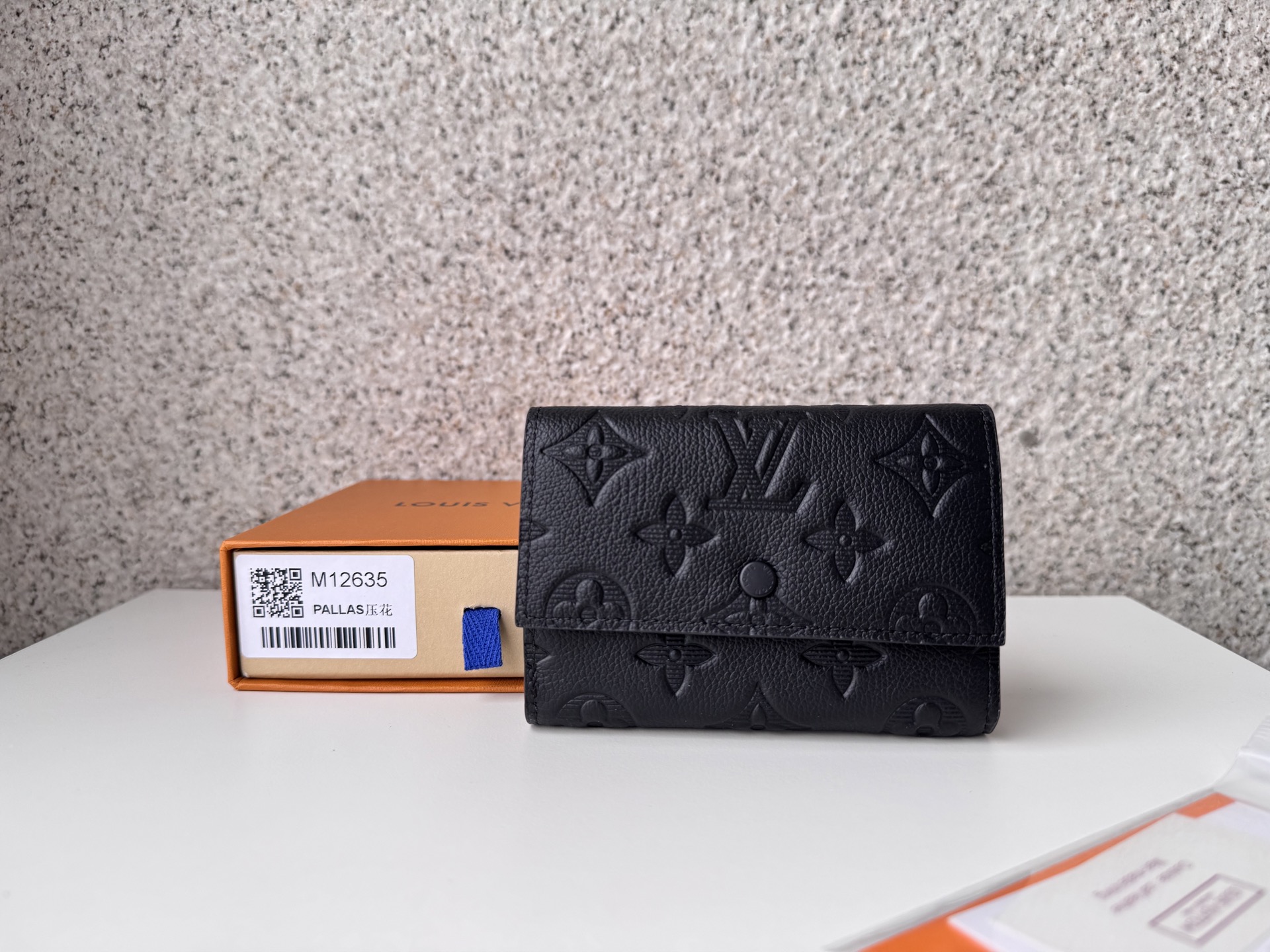 NO:672598,[Top Original] M12635 embossed monolithic shadow leather that is lightly embossed with a monolithic pattern, a compact size 'Victor Wallet' updated with a 'Quite Luxury' atmosphere. In addition to the zippered pocket, it is equipped with a practical interior including a bill and receipt pocket and five card slots. The bezel that opens and closes with a shutter button signed by 'Louis Vuitton' is also attractive. Size: 11.5 x 9 x 2.5., LV wallet, louis  vuitton,louis vuitton,wallets19860909【顶级原单】M12635压花轻率地以单体图案进行压花加工的单体影子皮革,以“奎特奢华”的氛围更新而成的紧凑尺寸的“维克多钱包”.除了带拉链的口袋外,它还配有实用的内饰,包括纸币和收据口袋和五个卡槽.用带有“路易威登”签名的快门按钮开闭的挡板也很有魅力.尺寸:11.5 x 9 x 2.5.,LV钱包,louis vuitton,louis vuitton,wallets,欧美剧