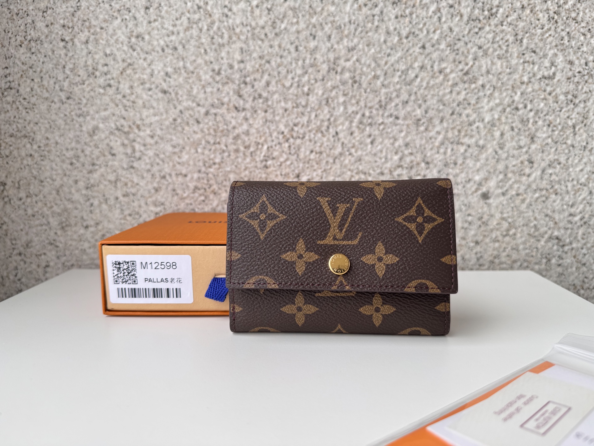NO:672595,[Top Original Order] The M12598 presbyopic 'Victor Wallet' elegantly completes the practical item of carrying coins, cards, banknotes and receipts with a single writing canvas. After removing the button, you will see a banknote pocket, five slots to accommodate credit cards and tickets, and a zippered coin pocket. The size that fits any pocket is also attractive. Dimensions: 11.5 x 9 x 2.5., LV wallet, louis vuitton, wallets19860909【顶级原单】M12598老花“维克多钱包”以单体写字画布优雅地完成了携带硬币、卡片、纸币和收据的实用物品.卸下按钮后,您将看到一个纸币口袋、五个插槽,可容纳信用卡和门票,以及一个带拉链的硬币口袋.适合任何口袋的大小也很吸引人.尺寸:11.5 x 9 x 2.5.,LV钱包,louis vuitton,wallets,欧美剧