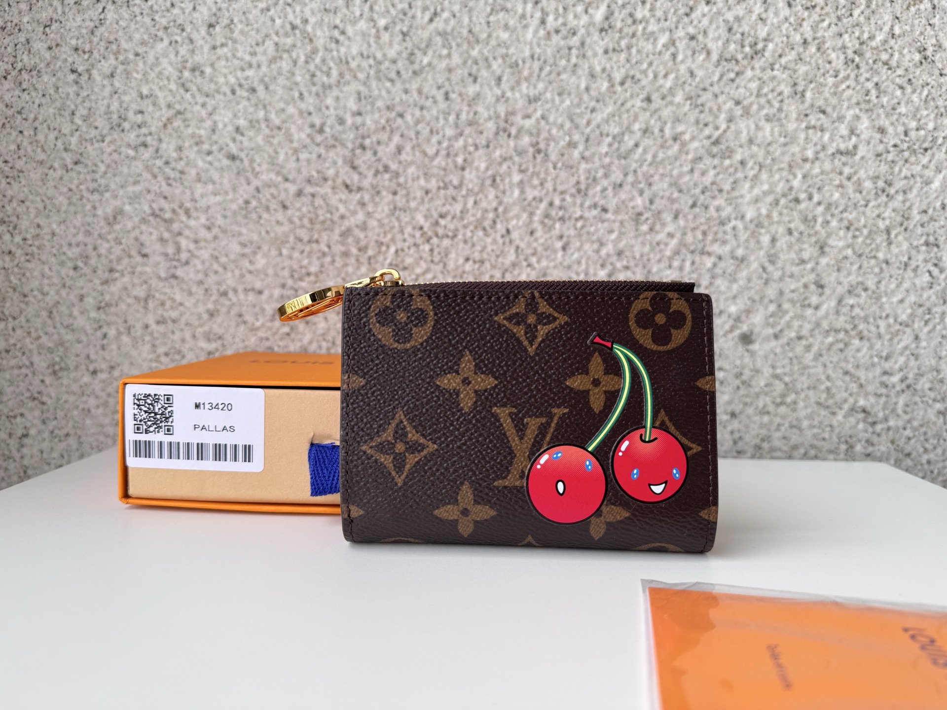 NO:672622,[Top original order] M13420 This Lisa wallet is both playful and practical, and is part of the Louis Vuitton x Murakami reissue series. It is made of classic Monogram coated canvas, embellished with cheerful cherry patterns, showing the 'kawaii' aesthetic style favored by the world-renowned Japanese artist. Dimensions: 9 x 11.5 x 1.5 cm., LV wallet, louis vuitton, louis vuitton, wallets19860909【顶级原单】M13420这款丽莎钱包既俏皮又实用,是路易威登 x 村上隆系列再版作品的一部分.它采用经典的Monogram涂层帆布制成,点缀着欢快的樱桃图案,展现出这位享誉全球的日本艺术家所钟爱的“卡哇伊”美学风格.尺寸:9 x 11.5 x 1.5厘米.,LV钱包,louis vuitton,louis vuitton,wallets,欧美剧