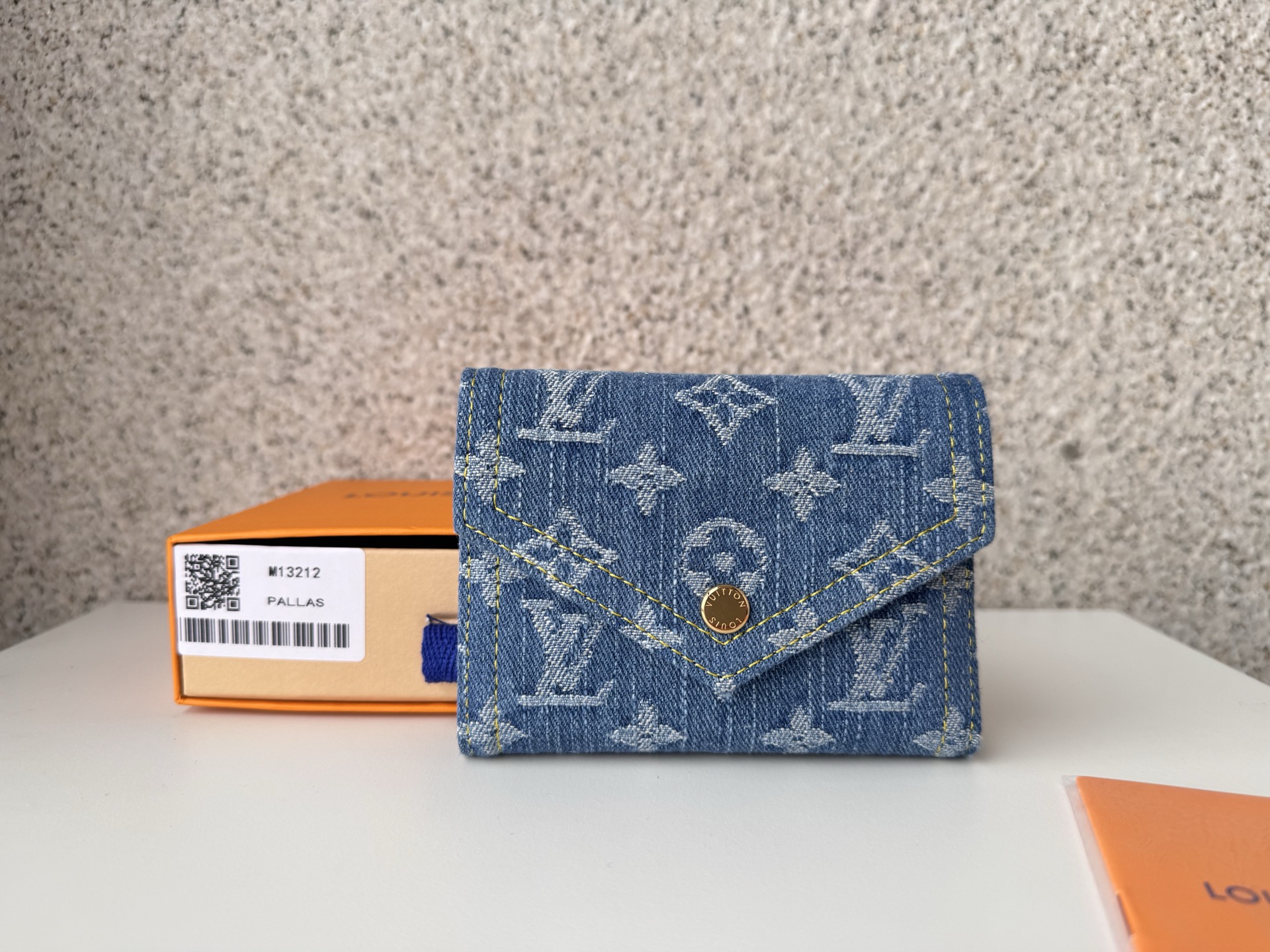 NO:672761,[Top original order] The M13212 Monogram Denim collection introduces this seasonal version of the Victorine wallet in a bright blue hue. It is made of organic cotton, lined with leather, and features multiple pockets and slots to keep cards, bills and coins safe. Gold-toned press rivets add a sense of sophistication. Size: 12x2.5x9.5cm., LV wallet, louis vuitton, wallets19860909【顶级原单】M13212Monogram Denim系列推出了这款时令版的Victorine钱包,采用鲜艳的蓝色色调.它由有机棉制成,内衬皮革,设有多个口袋和插槽,以保障卡片、票据和硬币的安全.金色调的压铆钉增添了一份精致感. 尺寸:12x2.5x9.5cm.,LV钱包,louis vuitton,wallets,欧美剧