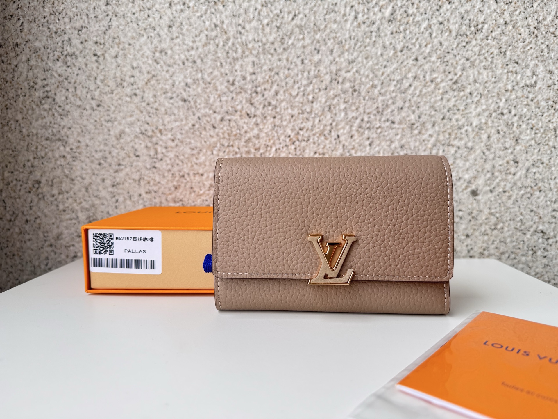 NO:672805,[Top original order] M62157 apricot color This Capucines Compact wallet is made of flexible Taurillon leather. It has multiple functions and a large capacity, enough to accommodate all kinds of daily items. This elegant and compact wallet uses two foldable flaps, clever and original design, providing ample space for credit cards, coins and banknotes. Size: 13.5x9.0x2.0cm., LV wallet, louis vuitton, wallets19860909【顶级原单】M62157杏色这款Capucines Compact钱包采用柔韧的Taurillon皮革制成,具备多项功能并拥有极大的容量,足以容纳日常所需的各类物品.这款优雅小巧的钱包采用两个可翻折的盖口设计,巧妙而独具匠心,为信用卡、硬币和钞票提供了充足的空间.尺寸:13.5x9.0x2.0cm.,LV钱包,louis vuitton,wallets,欧美剧