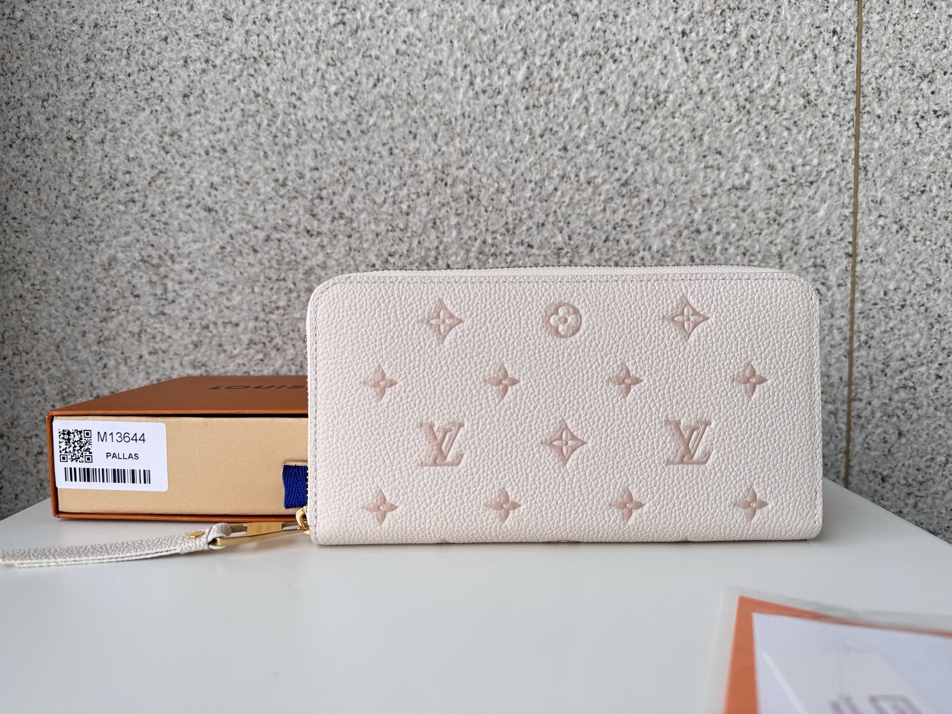 NO:672768,[Top original order] M13644 fits Louis Vuitton's icon, this season's unique two-color eye-catching 'Jipti Wallet'. A single pattern expressed in contrasting same colors is used on the leather, and the exquisite circular zipper-style opening is decorated with classic gold. Size 19.5 x 10.5 x 2.5 cm., LV wallet, louis vuitton, louis vuitton, wallets19860909【顶级原单】M13644适合路易·维顿的图标,本赛季特有的双色吸引眼球的“吉普提钱包”.在皮革上采用了用对比度的同系色表现出来的单体图案,以经典的金色装饰了精致的圆形拉链风格的开口部.尺寸19.5 x 10.5 x 2.5厘米.,LV钱包,louis vuitton,louis vuitton,wallets,欧美剧