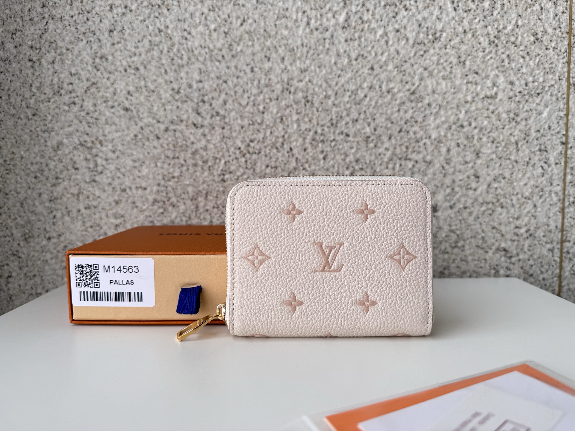 NO:672764,[Top Original Order] M14563 Over time, the two-color 'ジッピーコインパース' is made of more flexible leather. It is compact and has multiple pockets, slots and compartments that can store daily necessities. The appeal of this highly functional and highly functional design. Size 11 x 8.5 x 2 cm., LV wallet, louis  vuitton,wallets19860909【顶级原单】M14563随着时间的流逝,使用更加柔韧的皮革制作的双色“ジッピーコインパース”.紧凑型且具备多个可收纳日常必需品的口袋、插槽和隔间的这种功能性极强、功能性极强的设计魅力所在.尺寸11 x 8.5 x 2厘米.,LV钱包,louis vuitton,wallets,欧美剧