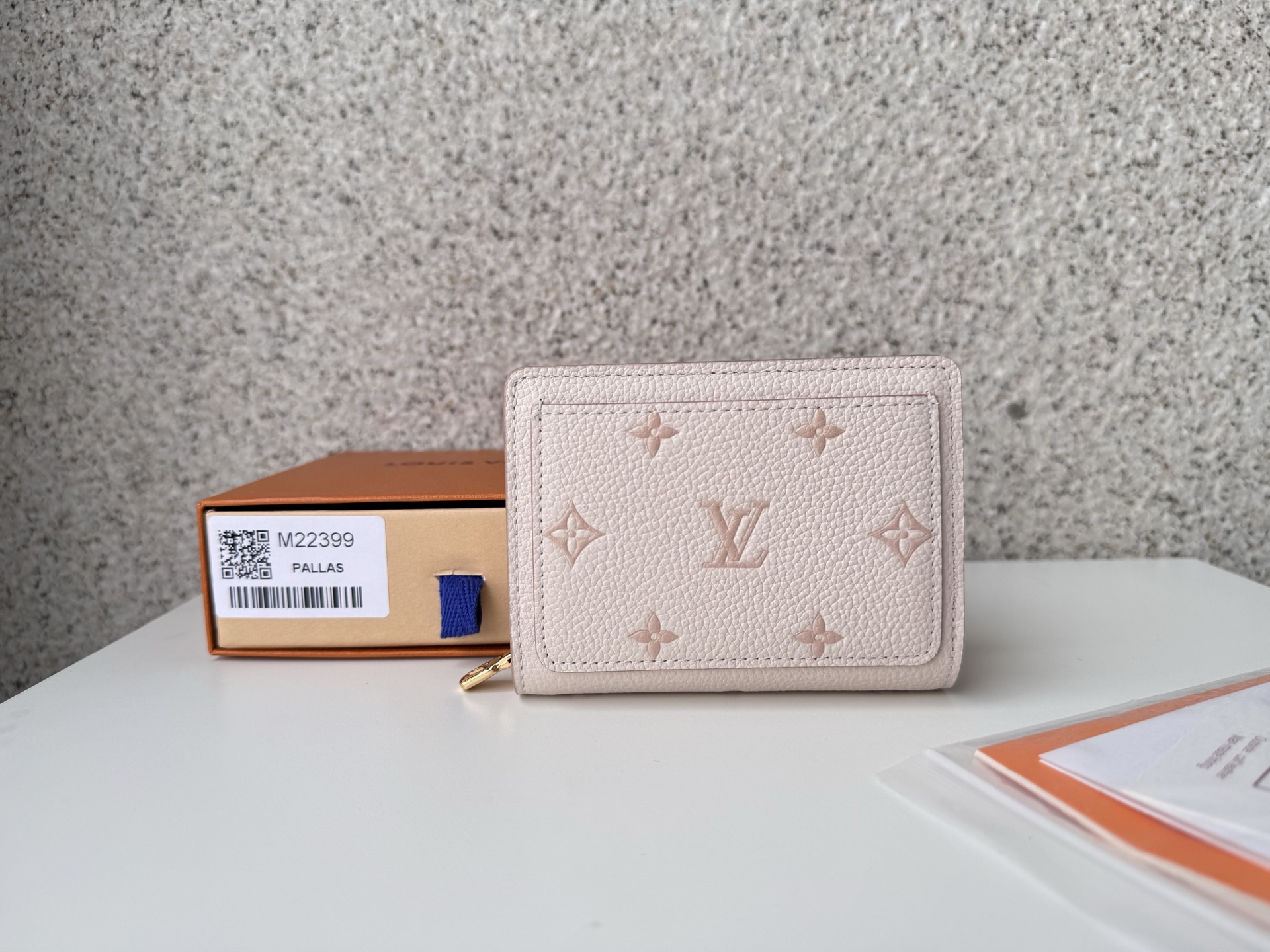 NO:672763,[Top original order] M22399 'Porto Claire' finished in two colors. The monolithic implant-free leather design that symbolizes the estate is reinterpreted in the same color unique to this season and looks beautiful. This compact accessory is equipped with gold jewelry, equipped with multiple pockets and compartments, and measures 11 x 8.5 x 3.5 cm., LV wallet, louis vuitton, wallets19860909【顶级原单】M22399用双色完成的“波尔图·克莱尔”.以本季特有的同系颜色重新诠释的象征着庄园的单体无植入皮革设计,看起来很美.这款紧凑型配件配有金色饰品,配有多个口袋和隔间,尺寸11 x 8.5 x 3.5厘米.,LV钱包,louis vuitton,wallets,欧美剧