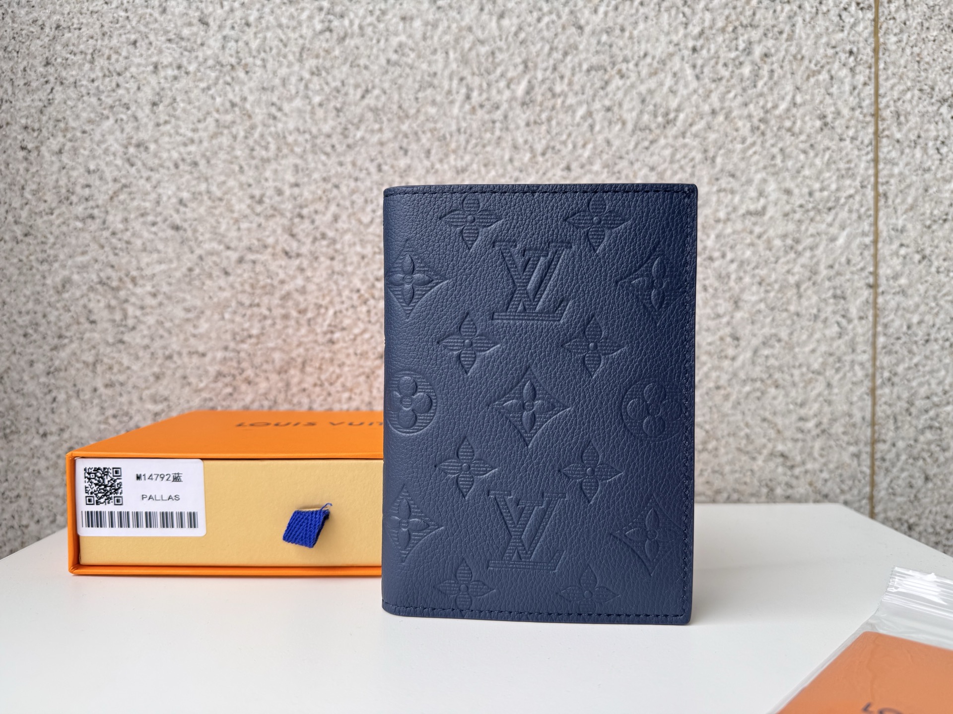 NO:672752,[Top original order] M14792 Passport Blue uses embossed monolithic shadow leather to present the 'Couvertère Passport' for fashionable travel. It not only protects the passport, but also has functional accessories with four card slots and a flat pocket for storing receipts and tickets. The soft cowhide leather is inlaid with an embossed monolithic pattern, adding a sophisticated impression to the simple design. Dimensions: 10 x 14 x 2.5 cm., LV wallet, louis  vuitton,wallets,cowhide19860909【顶级原单】M14792护照蓝采用压花加工的单体影子皮革,呈现时尚旅行的“Couvertère Passport”.它不仅保护护照,还具有四个卡插槽和一个可存放收据和门票等的扁平口袋的功能性配件.柔软的牛皮皮革上镶嵌着浮雕的单体图案,给简洁的设计增添了精致的印象.尺寸:10 x 14 x 2.5厘米.,LV钱包,louis vuitton,wallets,cowhide,欧美剧