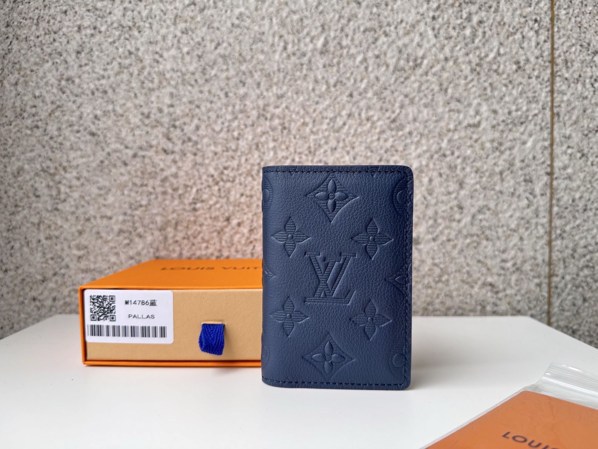 NO:672748,[Top Original] 14796 Blue Wallet Compact wallet 'Organizer de Poche' with leather lining on embossed monolithic shadow leather. The inlaid monolithic pattern gives a sophisticated impression, and the soft leather allows you to carry it comfortably in your pocket. Dimensions: 7.5 x 11.1 x 1 cm,, LV wallet, louis vuitton, wallets19860909【顶级原单】14796蓝钱夹经过压花加工的单体影子皮革上带有皮革内衬的紧凑型钱包“Organizer de Poche”.镶嵌的单体图案给人以精致的印象,柔软的皮革让您在口袋里也能舒适地携带.尺寸:7.5 x 11.1 x 1厘米,,LV钱包,louis vuitton,wallets,欧美剧