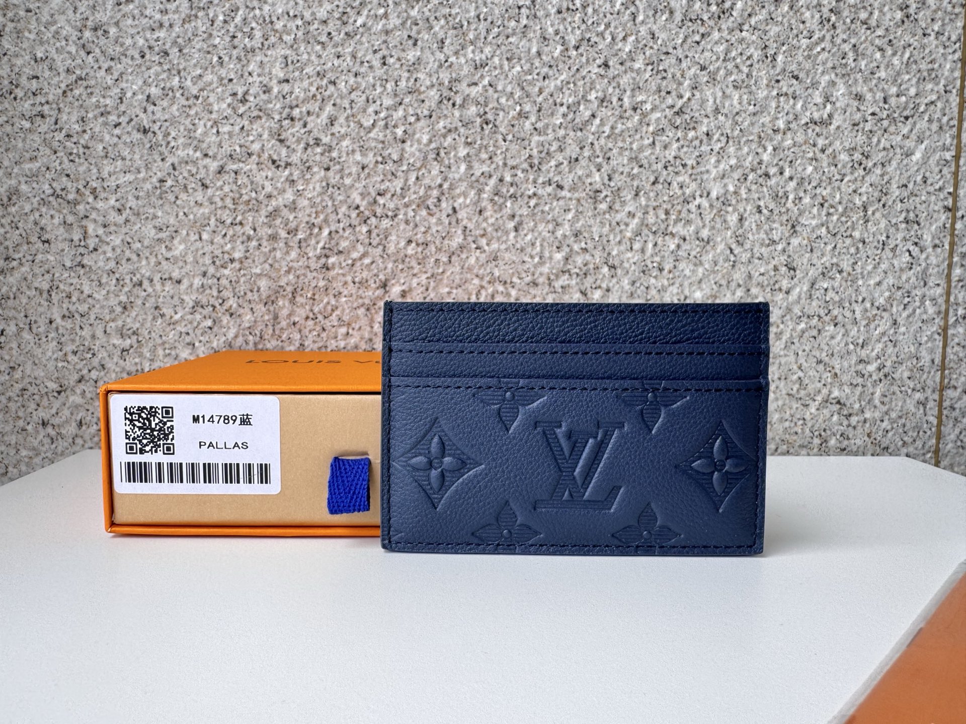 NO:672760,[Top original order] M14789 Lanka bag uses embossed soft single-frame shadow leather, a more fashionable and refined 'Porte Cult Double'. 4 card slots and a central pocket can store small items. It is an elegant accessory. Size: 11 x 7 x 1.5 cm., LV wallet, louis vuitton, wallets19860909【顶级原单】M14789兰卡包使用了经过压花加工的柔软的单格影子皮革,更加时尚精致的“Porte Cult Double”.4个卡片插槽和中央口袋可存放小物件,是一款优雅的配饰..尺寸:11 x 7 x 1.5厘米.,LV钱包,louis vuitton,wallets,欧美剧