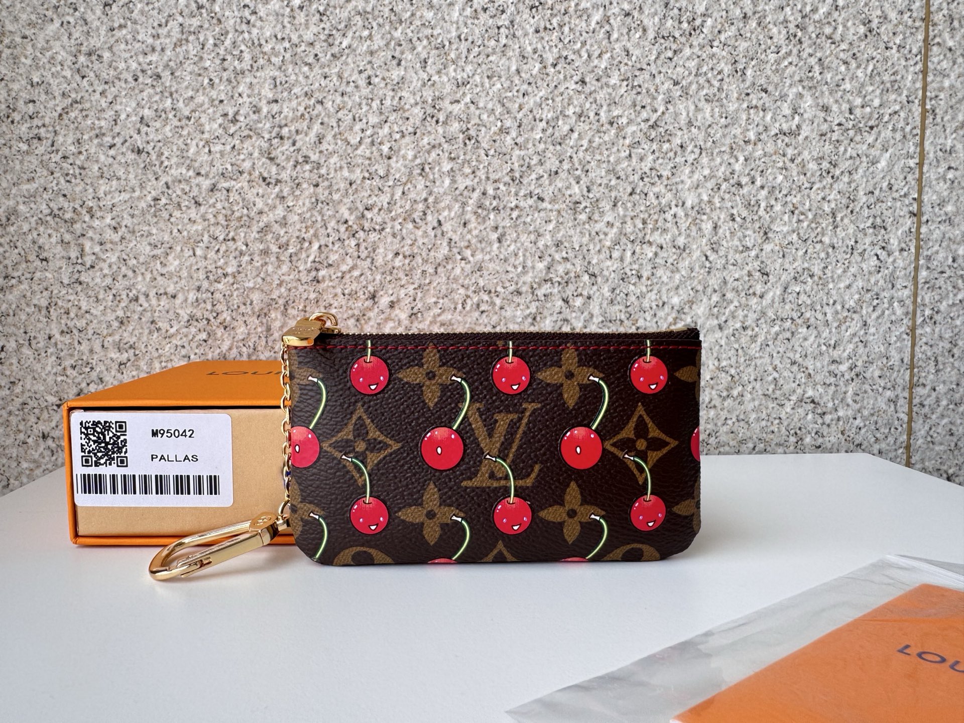 NO:672845,[Top original order] M95042 It is made of classic Monogram coated canvas, embellished with cheerful cherry patterns, showing the 'kawaii' aesthetic style favored by the world-renowned Japanese artist. Size: 12 x 6 x 1 cm., LV wallet, louis vuitton, wallets19860909【顶级原单】M95042它采用经典的Monogram涂层帆布制成,点缀着欢快的樱桃图案,展现出这位享誉全球的日本艺术家所钟爱的“卡哇伊”美学风格.尺寸:12 x 6 x 1 厘米.,LV钱包,louis vuitton,wallets,欧美剧