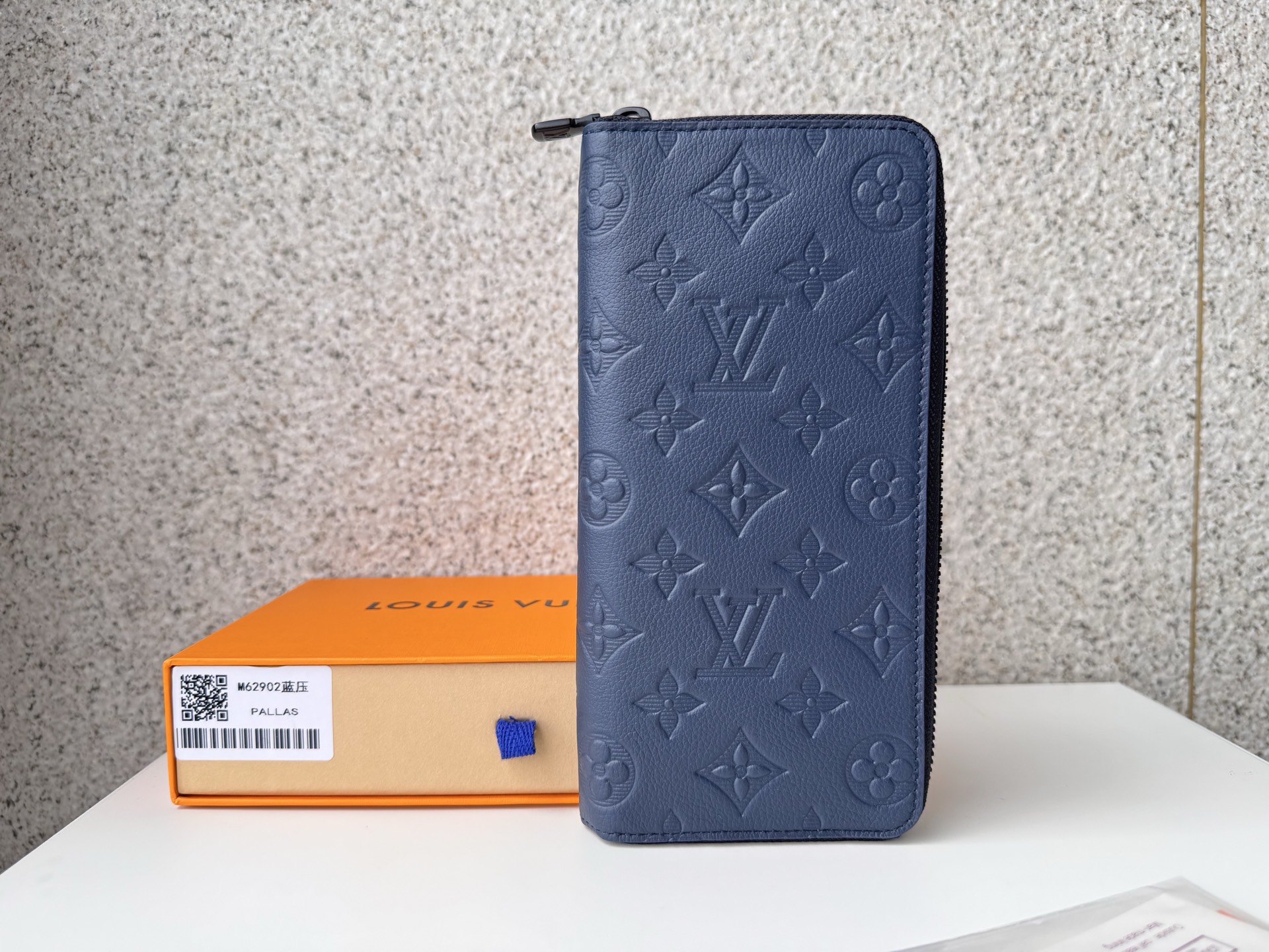 NO:672814,[Top original order] M62902 blue Zippy zipper vertical wallet that focuses on elegance and security. It is made of soft Monogram Shadow calfskin and decorated with the iconic Louis Vuitton Monogram embossing. The rich texture and simple shape complement each other. The wrap-around zipper design brings together many practical elements. Size: 10.0 x 20.0 x 2.0 cm,, LV wallet, louis vuitton, louis  vuitton,wallets,cowhide19860909【顶级原单】M62902蓝注重优雅感与安全性的Zippy拉链竖款钱夹,由柔软的Monogram Shadow小牛皮裁制而成,饰有标志性路易威登Monogram压纹.极富质感与简约造型相得益彰,环绕式拉链设计,汇集众多实用元素.尺寸: 10.0 x 20.0 x 2.0 cm,,LV钱包,louis vuitton,louis vuitton,wallets,cowhide,欧美剧