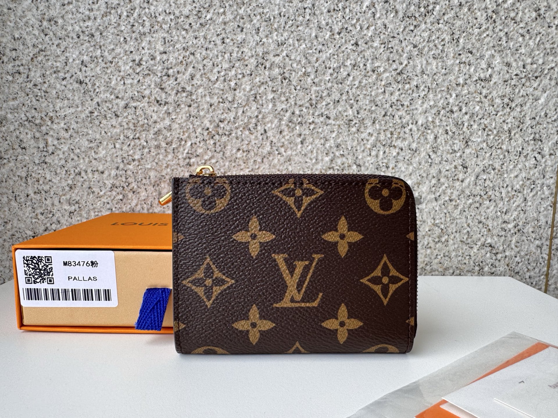 NO:672836,[Top Original Order] M83476 Pink 'Noah Wallet Compact' made of Louis Vuitton's iconic letter pattern canvas. Open the characteristic L-shaped zipper and you can see the colorful leather lining, a compact square wallet. In addition to the 6 card slots on the inside, it is also equipped with a loose folding pocket. Size 11 x 8.5 x 1.5 cm., LV wallet, louis vuitton, louis vuitton, wallets19860909【顶级原单】M83476粉用路易威登的标志性字母图案帆布制作的“诺亚钱包 紧凑”.打开具有特征的L字型拉链,可以看到五颜六色的皮革衬里,小巧的方形钱包.除了内侧配置的6个卡槽外,还配备了宽松的折叠口袋.尺寸11 x 8.5 x 1.5厘米.,LV钱包,louis vuitton,louis vuitton,wallets,欧美剧