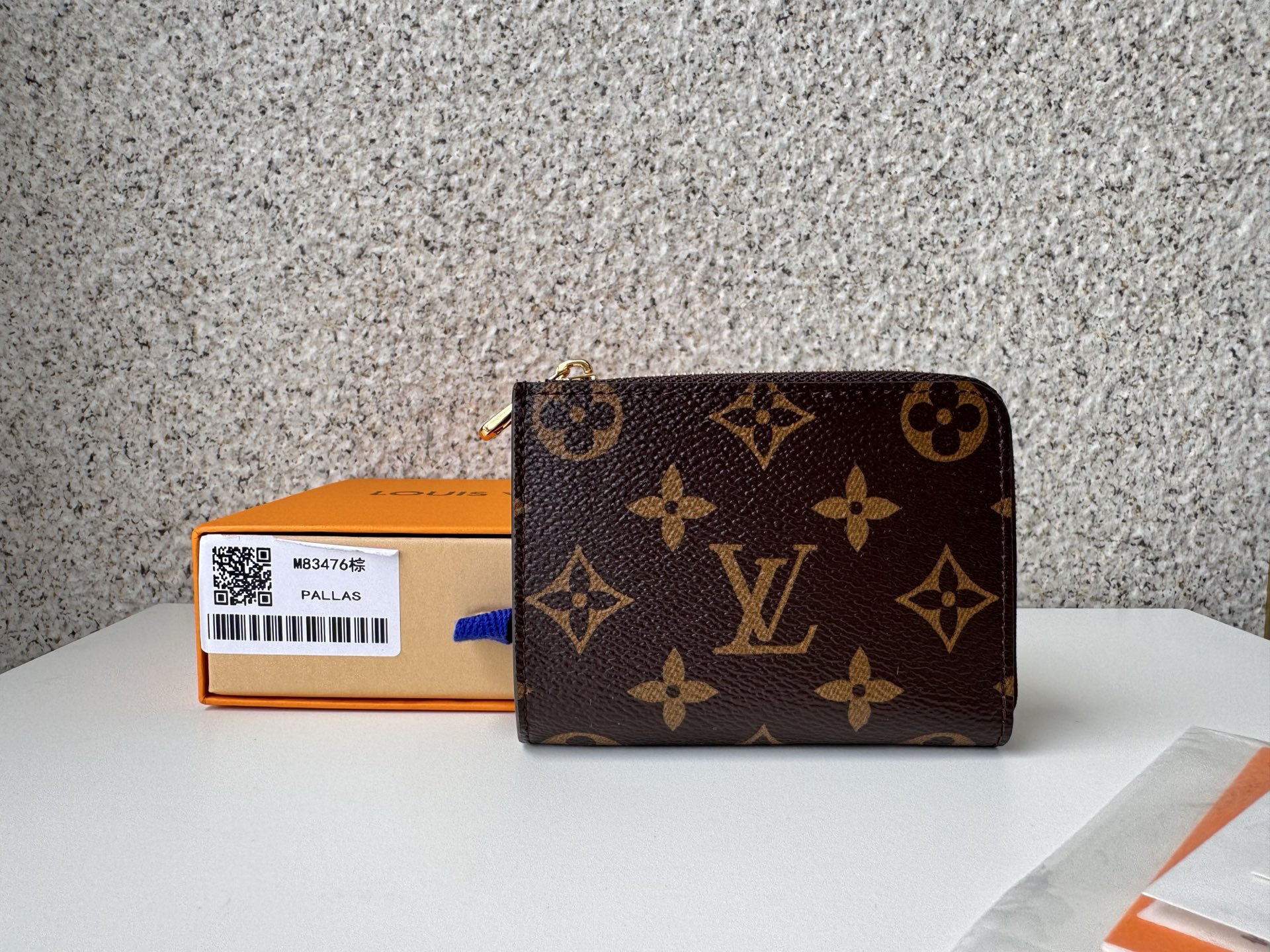NO:672833,[Top Original Order] M83476 Brown 'Noah Wallet Compact' made of Louis Vuitton's iconic monogram canvas. Open the characteristic L-shaped zipper to see the colorful leather lining, a compact square wallet. In addition to the 6 card slots on the inside, it is also equipped with a loose folding pocket. Size 11 x 8.5 x 1.5 cm.., LV wallet, louis vuitton, louis vuitton, wallets19860909【顶级原单】M83476棕色用路易威登的标志性字母图案帆布制作的“诺亚钱包 紧凑”.打开具有特征的L字型拉链,可以看到五颜六色的皮革衬里,小巧的方形钱包.除了内侧配置的6个卡槽外,还配备了宽松的折叠口袋.尺寸11 x 8.5 x 1.5厘米..,LV钱包,louis vuitton,louis vuitton,wallets,欧美剧