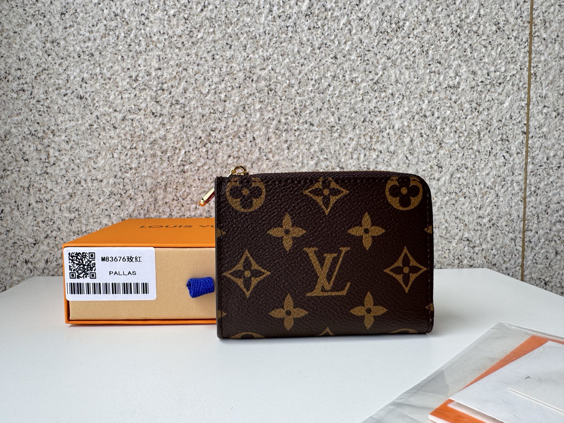 NO:672826,[Top Original Order] M83676 rose red 'Noah Wallet Compact' made of Louis Vuitton's iconic letter pattern canvas. Open the characteristic L-shaped zipper and you can see the colorful leather lining, a compact square wallet. In addition to the 6 card slots on the inside, it is also equipped with a loose folding pocket. Size 11 x 8.5 x 1.5 cm., LV wallet, louis vuitton, louis vuitton, wallets19860909【顶级原单】M83676玫红用路易威登的标志性字母图案帆布制作的“诺亚钱包 紧凑”.打开具有特征的L字型拉链,可以看到五颜六色的皮革衬里,小巧的方形钱包.除了内侧配置的6个卡槽外,还配备了宽松的折叠口袋.尺寸11 x 8.5 x 1.5厘米.,LV钱包,louis vuitton,louis vuitton,wallets,欧美剧