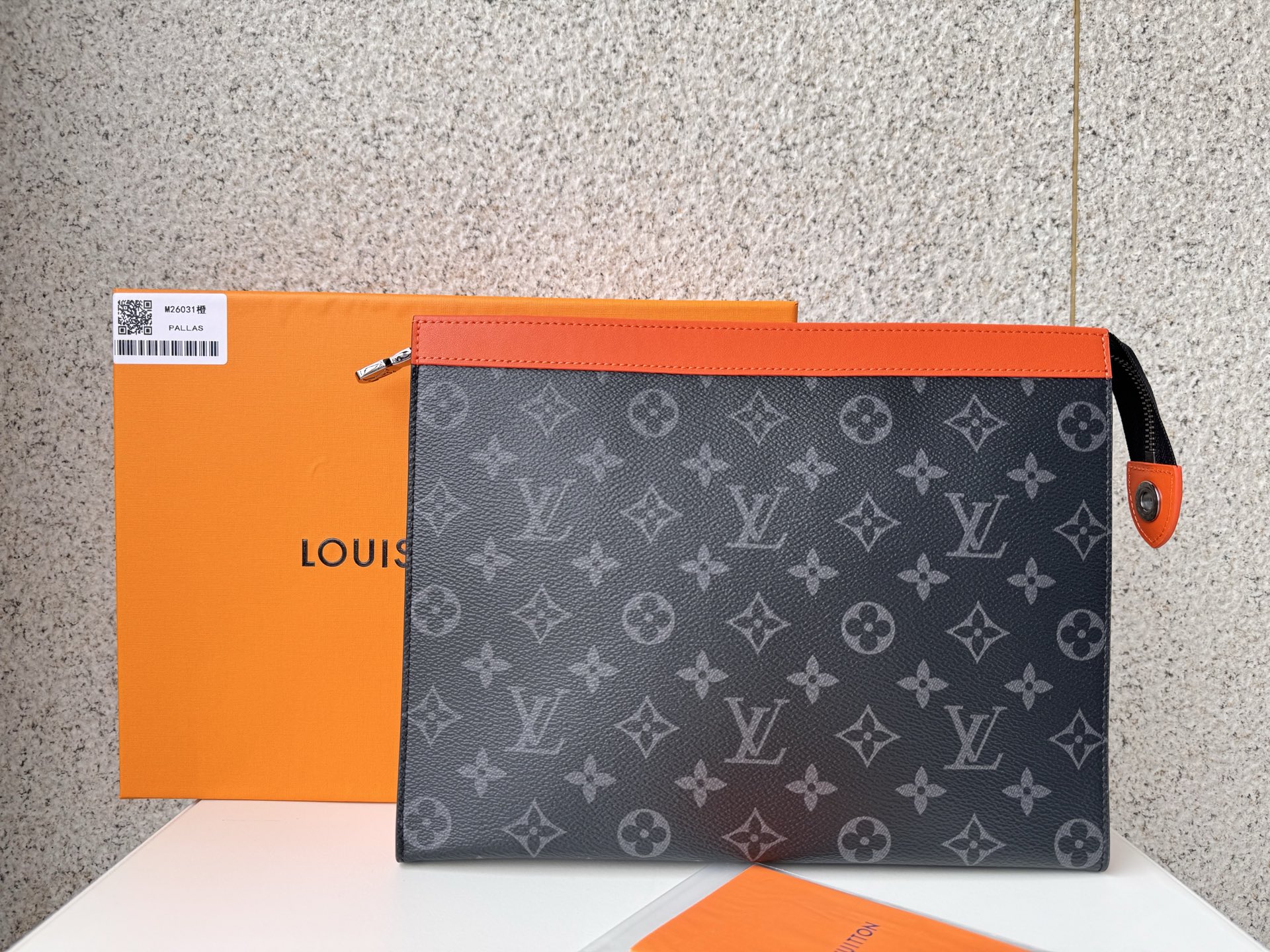 NO:672997,[Top original order] M31 Orange Monogram Eclipse canvas is trimmed with bright-toned leather to complete the 'Pochet Voyage MM' with a sporty impression. Not only can it be carried as a small clutch, but it can also be used to organize practical bags inside travel bags. Size: 27 x 21 x 6 cm.., LV wallet, louis vuitton, wallets, travel bags19860909【顶级原单】M31橙Monogram Eclipse画布上采用鲜艳色调的皮革修剪,以运动的印象完成“Pochet Voyage MM”.不仅可以作为小型离合器携带,还可用于整理旅行包内装的实用袋.尺寸:27 x 21 x 6厘米..,LV钱包,louis vuitton,wallets,travel bags,欧美剧