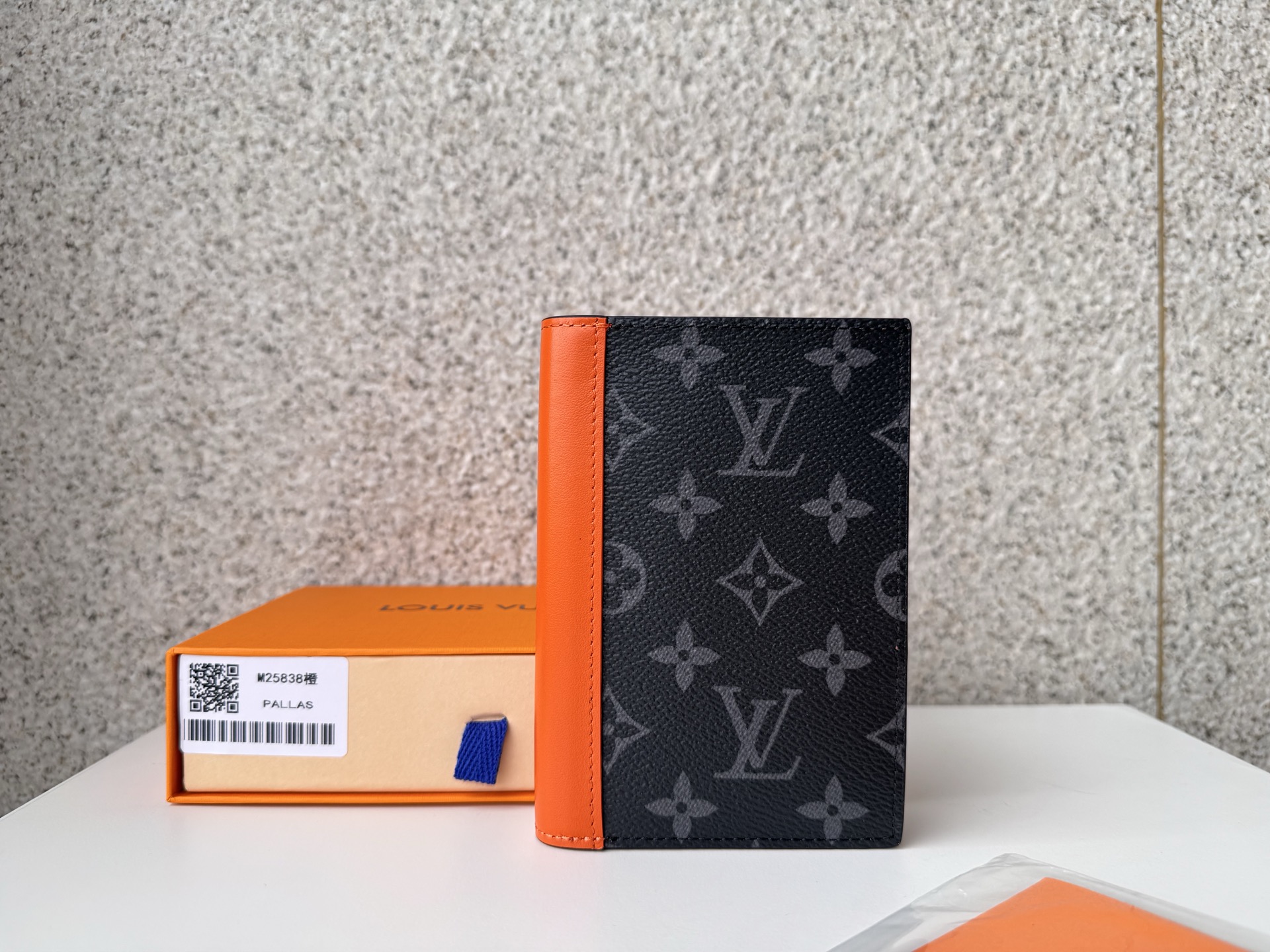 NO:672995,[Top original order] The colorful leather of the M25838 orange passport cover adds a summery atmosphere, the passport cover 'Couvertle Passport' made of Monogram Eclipse canvas. Functional and elegant leather jewelry is ideal for travel essentials. Dimensions: 10 x 14 x 2.5 cm., LV wallet, louis vuitton, wallets19860909【顶级原单】M25838橙色护照封面的彩色皮革增添了夏日气息,由Monogram Eclipse帆布制作的护照封面“Couvertle Passport”.功能性优雅的皮革饰品是旅行必需品的理想选择.尺寸:10 x 14 x 2.5厘米.,LV钱包,louis vuitton,wallets,欧美剧