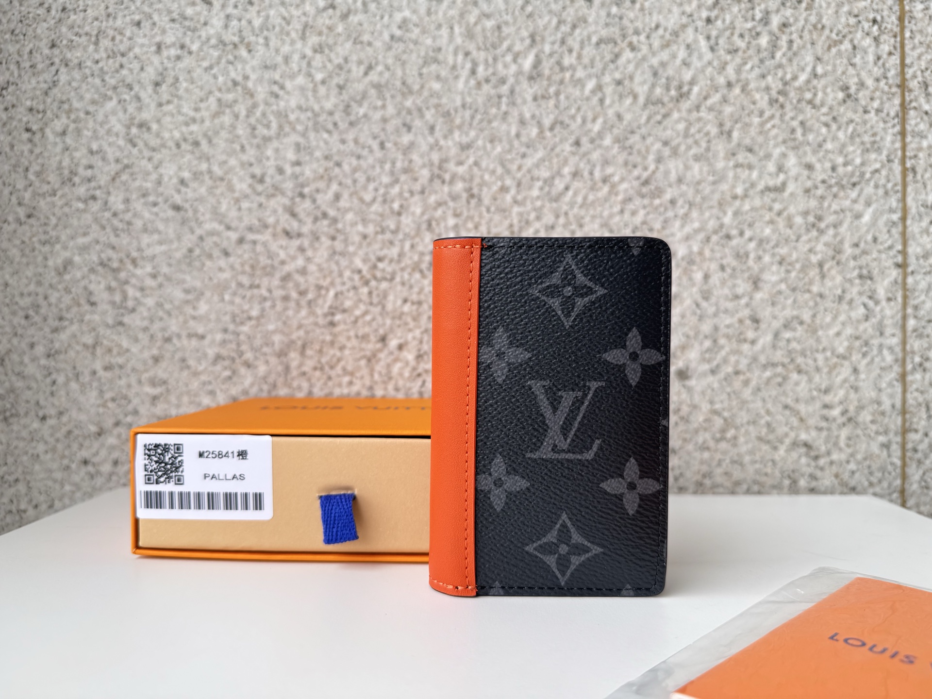 NO:672991,[Top original order] M25841 orange wallet uses a single writing canvas card box 'Posh organizer'. The bold color belt is added as an accent to the cover, giving a fresh impression. Size: 7.5 x 11.1 x 1 cm, LV wallet, louis vuitton, wallets19860909【顶级原单】M25841橙色钱夹使用单体写字画布的卡盒“Posh的组织者”.大胆色彩的皮带作为重音,加入到封面上,给人以清新的印象.尺寸:7.5 x 11.1 x 1厘米,LV钱包,louis vuitton,wallets,欧美剧