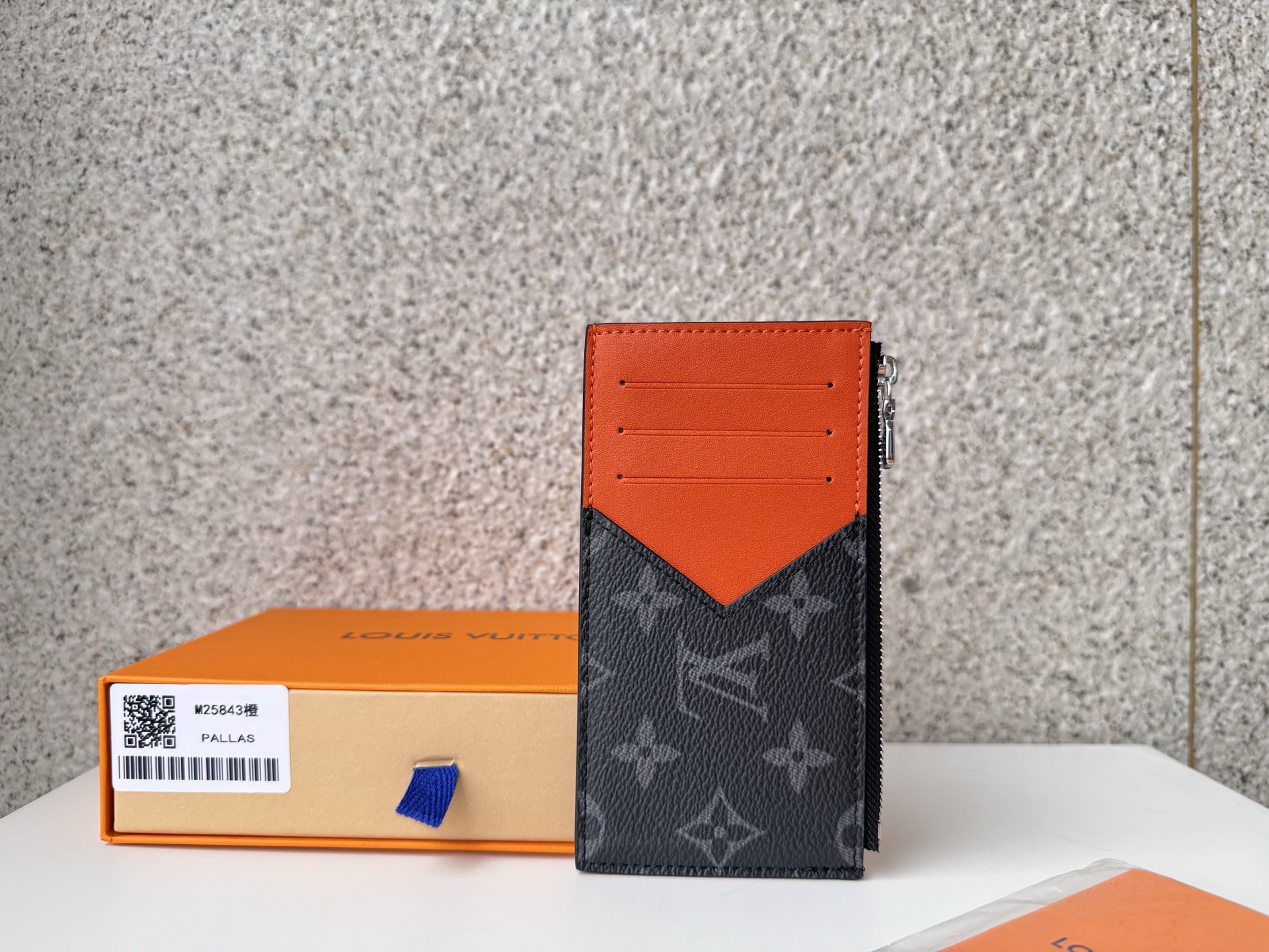 NO:672989,[Top Original Order] M25843 Orange 'Coin Card Holder' completed with a monolithic writing canvas with a masked impression. The bright color leather sets off the unique design. The symbolic 'V' shaped card slot reminds of the design tradition that Mason has cultivated over the years. Dimensions: 8 x 14.5 x 1 cm., LV wallet, louis vuitton, wallets19860909【顶级原单】M25843橙色以蒙面印象的单体写字画布完成的“硬币卡持有者”.鲜亮的颜色皮革衬托出独特的设计.具有象征意义的“V”形状的卡槽让人想起了梅森多年来培养的设计传统.尺寸:8 x 14.5 x 1厘米.,LV钱包,louis vuitton,wallets,欧美剧