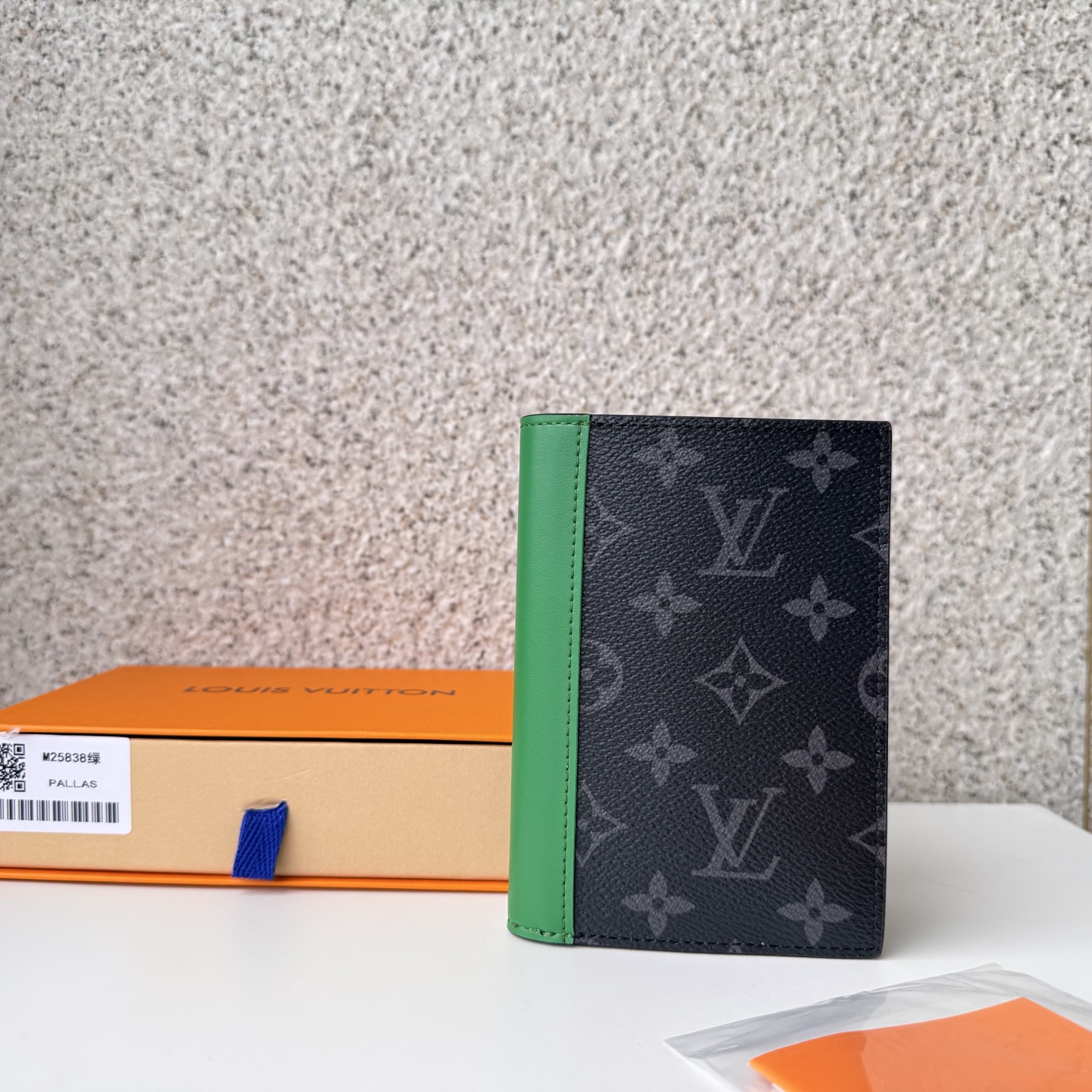 NO:672987,[Top original order] The colorful leather of the M25838 green passport cover adds a summery atmosphere, the passport cover 'Couvertle Passport' made of Monogram Eclipse canvas. Functional and elegant leather jewelry is ideal for travel essentials. Size: 10 x 14 x 2.5 cm., LV wallet, louis vuitton, wallets19860909【顶级原单】M25838绿色护照封面的彩色皮革增添了夏日气息,由Monogram Eclipse帆布制作的护照封面“Couvertle Passport”.功能性优雅的皮革饰品是旅行必需品的理想选择.尺寸:10 x 14 x 2.5厘米.,LV钱包,louis vuitton,wallets,欧美剧