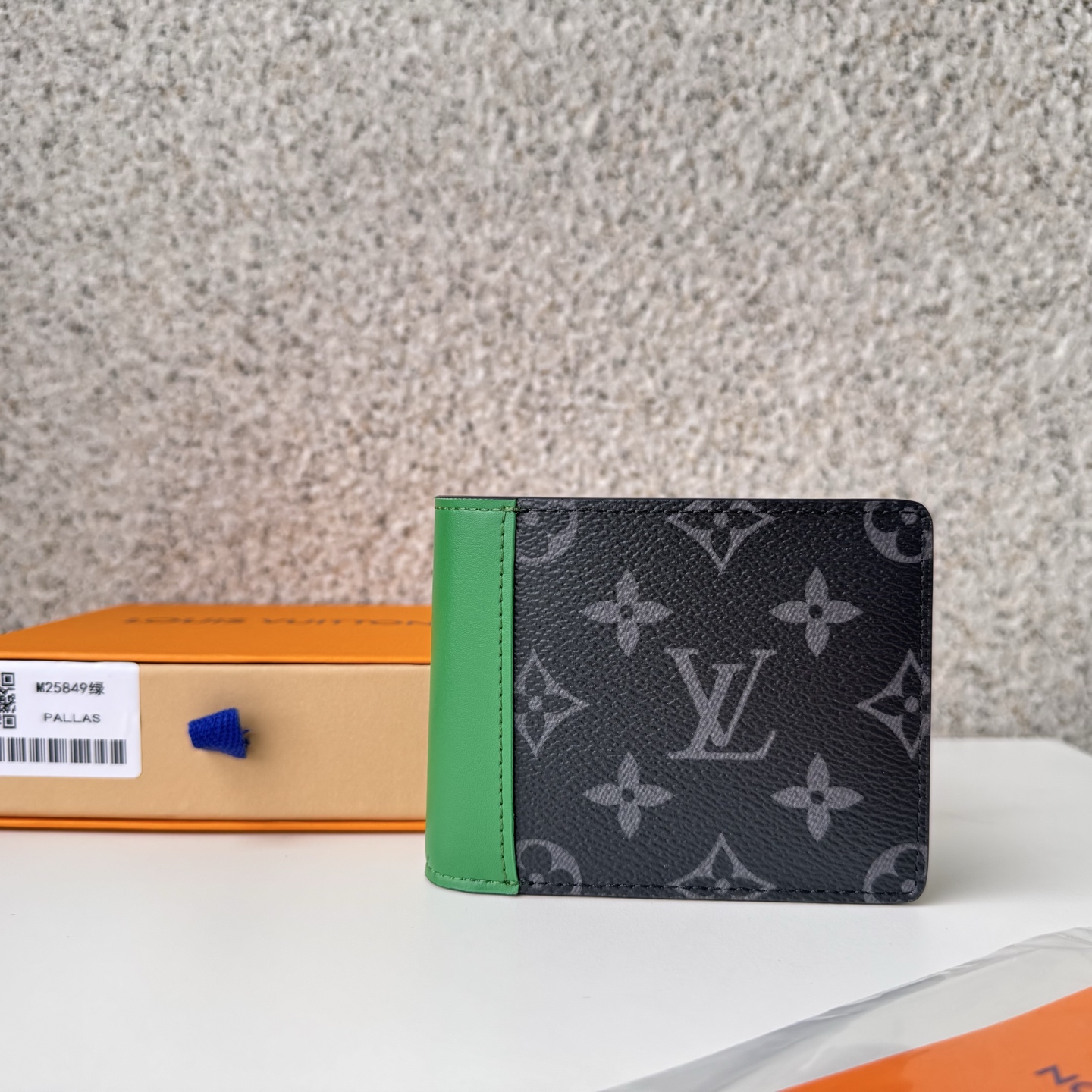 NO:672985,[Top Original Order] M25849 Black Floral Green Slender on Single Canvas, Trimmed in Colorful Leather and Textile Lined 'Porto Foil Slender'. The combination of single color canvas and leather in bright tones creates a modern feel. It comes with 8 card slots and bill compartments, and is sized to easily fit into most pockets. Dimensions: 11 x 8.5 x 2 cm., LV wallet, louis vuitton, wallets19860909【顶级原单】M25849黑花绿色短夹在单体画布上,采用彩色皮革修剪和纺织品衬里的“Porto Foil Slender”.单色画布和鲜艳色调的皮革组合营造出现代气息.它配有8个卡槽和纸币隔间,大小可轻松放入大多数口袋.尺寸:11 x 8.5 x 2厘米.,LV钱包,louis vuitton,wallets,欧美剧