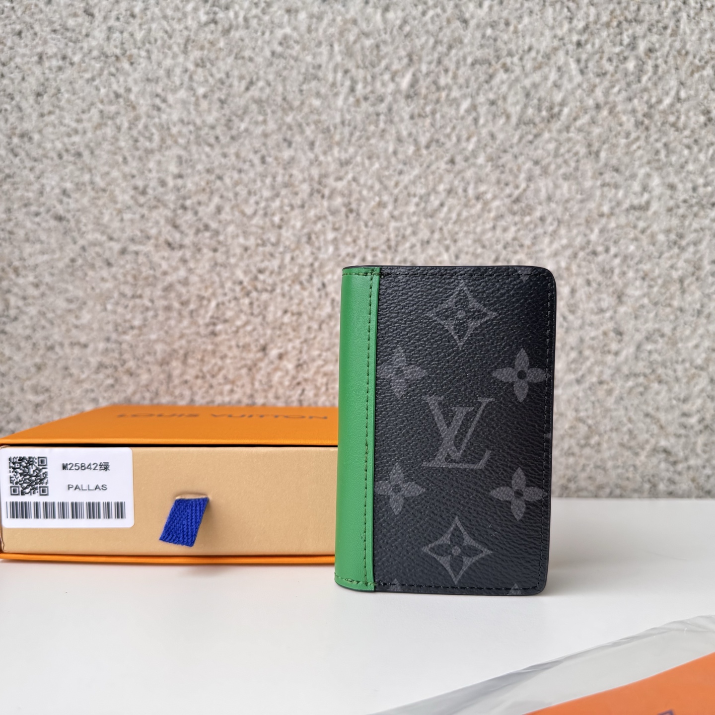 NO:672983,[Top original order] M25842 black flower with green wallet uses a single writing canvas card box 'Posh organizer'. The bold color belt is added as an accent to the cover, giving a fresh impression. Size: 7.5 x 11.1 x 1 cm, LV wallet, louis vuitton, wallets19860909【顶级原单】M25842黑花配绿钱夹使用单体写字画布的卡盒“Posh的组织者”.大胆色彩的皮带作为重音,加入到封面上,给人以清新的印象.尺寸:7.5 x 11.1 x 1厘米,LV钱包,louis vuitton,wallets,欧美剧