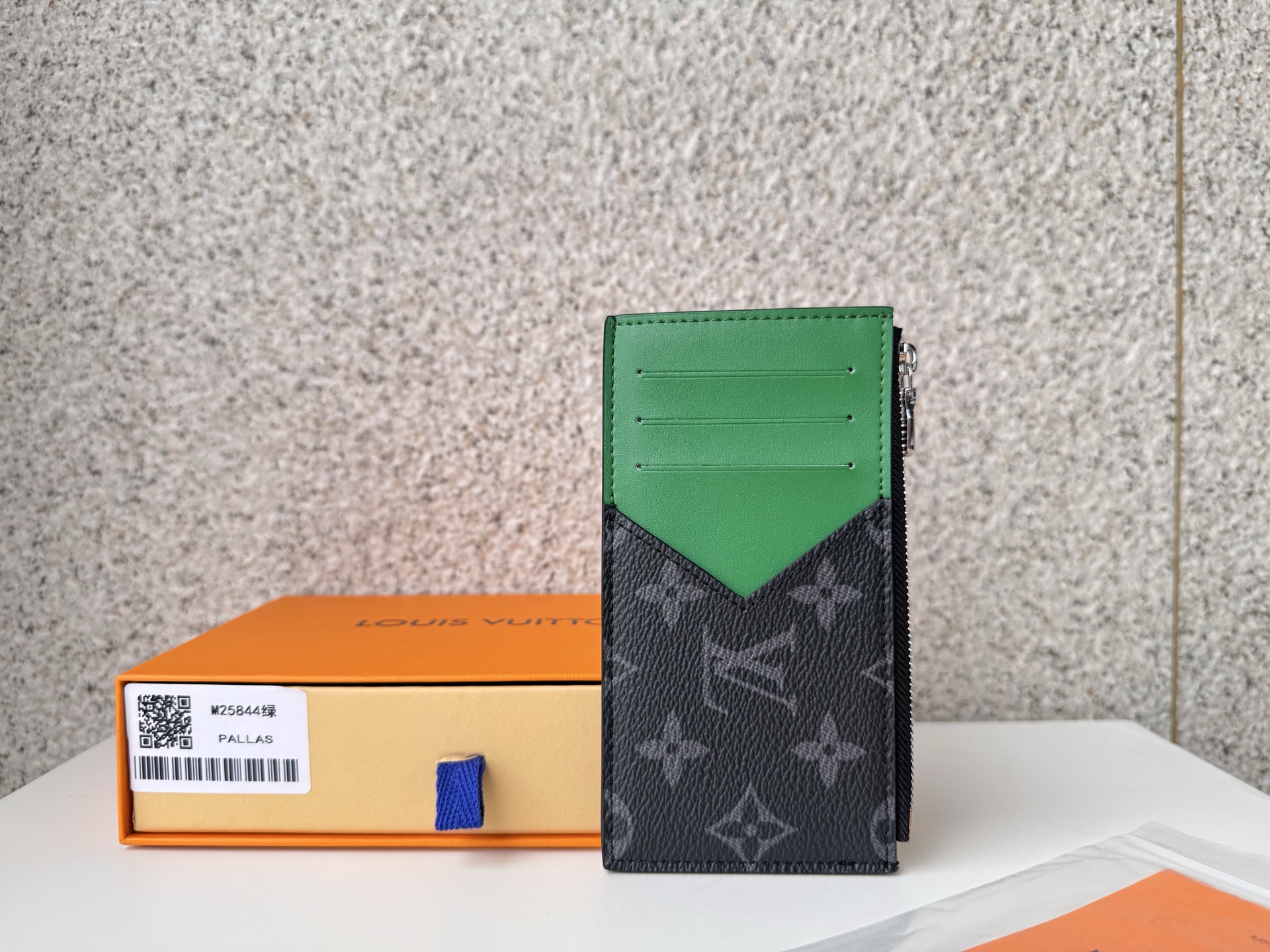 NO:672981,[Top original order] M25844 black flower with green 'coin card holder' completed with a monolithic writing canvas with a masked impression. The bright color leather sets off the unique design. The symbolic 'V' shaped card slot reminds of the design tradition that Mason has cultivated over the years. Size: 8 x 14.5 x 1 cm., LV wallet, louis vuitton, wallets19860909【顶级原单】M25844黑花配绿以蒙面印象的单体写字画布完成的“硬币卡持有者”.鲜亮的颜色皮革衬托出独特的设计.具有象征意义的“V”形状的卡槽让人想起了梅森多年来培养的设计传统.尺寸:8 x 14.5 x 1厘米.,LV钱包,louis vuitton,wallets,欧美剧