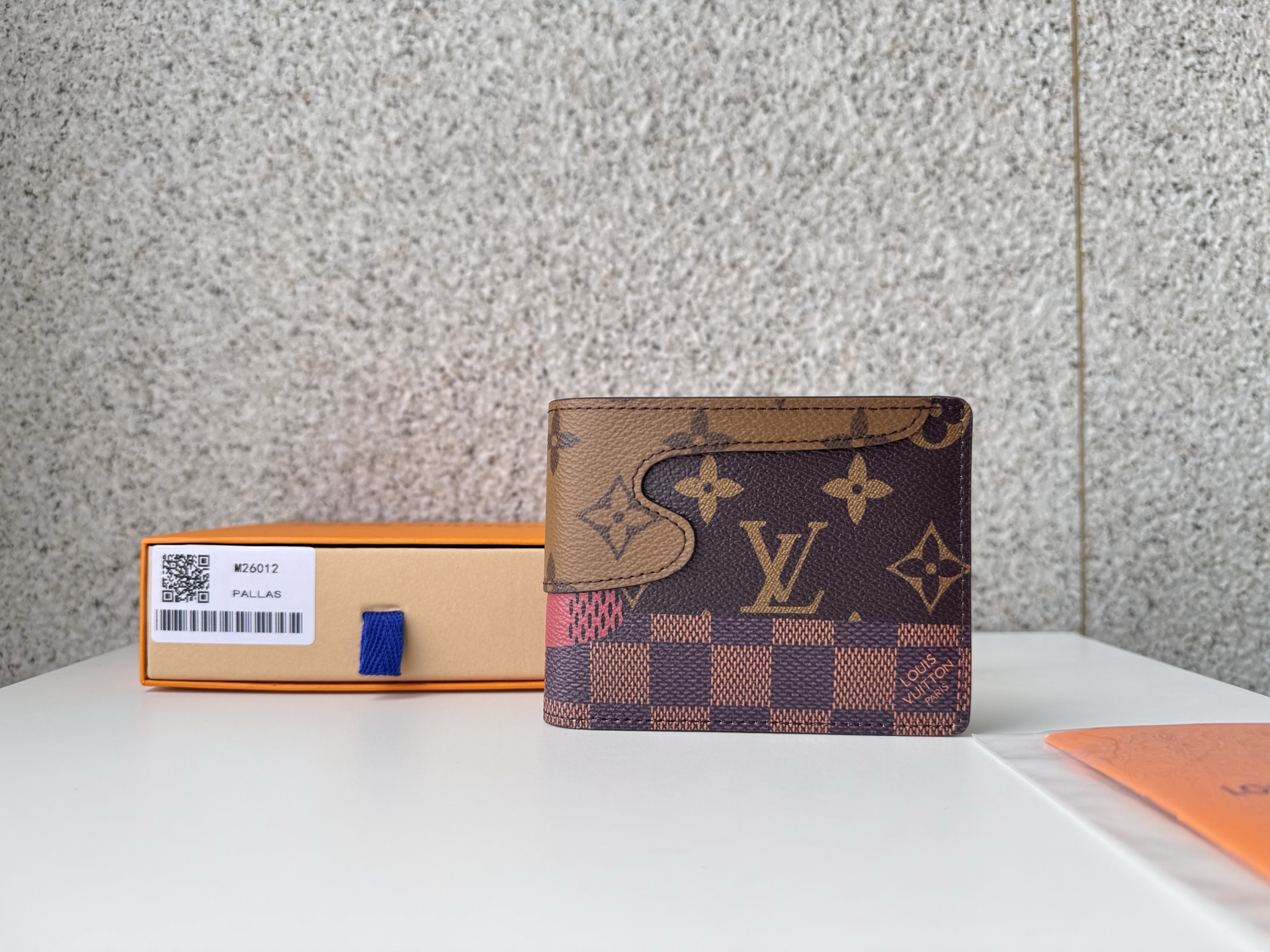 NO:672978,[Top Original Order] M26012 Short Clip As part of the 'Monogram Landscape' theme, the 'Portofoyle Slender' is a combination of Monogram canvas and Damier and Monogram reverse canvas. The unexpected pattern combination adds a modern feel to this compact wallet. Size: 11 x 8.5 x 2 cm., LV wallet, louis vuitton, wallets19860909【顶级原单】M26012短夹作为“Monogram Landscape”主题的一部分,将Monogram画布与Damier和Monogram反向画布组合而成的“Portofoyle Slender”.具有意外性的图案组合为这款紧凑型钱包增添了现代感.尺寸:11 x 8.5 x 2厘米.,LV钱包,louis vuitton,wallets,欧美剧