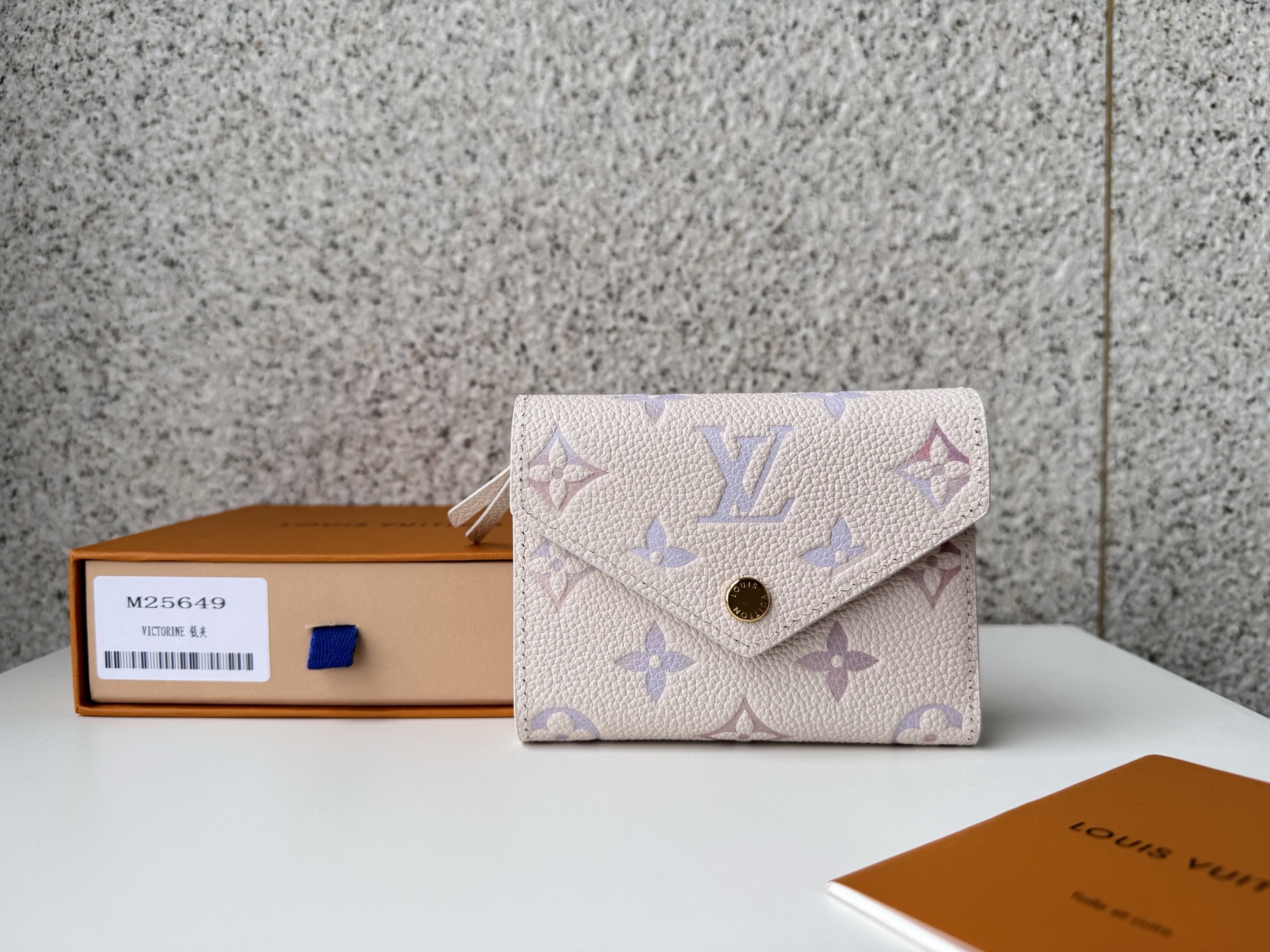 NO:672971,[Top original order] M25649 The elegant 'Portouille Victorine' finished in a timeless dreamy beige transcends seasons. Using a single piece of implant-free leather that symbolizes Mason, the item commemorating Mason's Savoyard (craftsmanship) is updated with bright gold accessories. Dimensions: 12 x 9.5 x 2.5 cm., LV wallet, louis vuitton, wallets19860909【顶级原单】M25649以永恒的梦幻米色完成的优雅的“Portouille Victorine”超越季节.使用象征梅森的单体无植入皮革,以鲜艳的金色配件更新了纪念梅森的萨沃法尔（工匠技艺）的项目.尺寸:12 x 9.5 x 2.5厘米.,LV钱包,louis vuitton,wallets,欧美剧