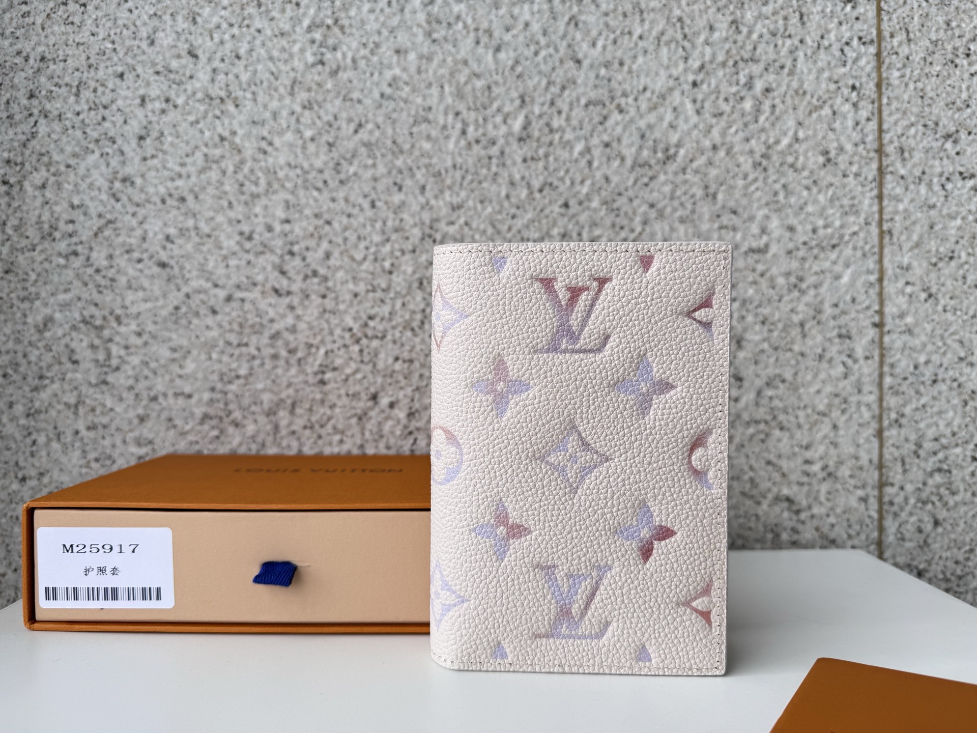 NO:672968,[Top Original Order] 25917 Passport 'Couverre Tour Pasopur' is the perfect choice for a thoughtful gift. The object is reinterpreted in dreamy beige to highlight the bag used to store this item. The functional design combines a refined atmosphere with timeless charm, marking the estate's Monogram-Unplant leather to the fore. Dimensions: 10 x 14 x 2.5 cm.., LV wallets, louis vuitton, wallets19860909【顶级原单】25917护照“库维尔图尔·帕索普尔”是适合作为心意礼物的完美选择.以梦幻米色重新诠释的物品,以突出用于存放此物品的袋子.功能性设计结合了精致的氛围和永恒的魅力,标志着庄园的Monogram-Unplant皮革脱颖而出.尺寸:10 x 14 x 2.5厘米..,LV钱包,louis vuitton,wallets,欧美剧