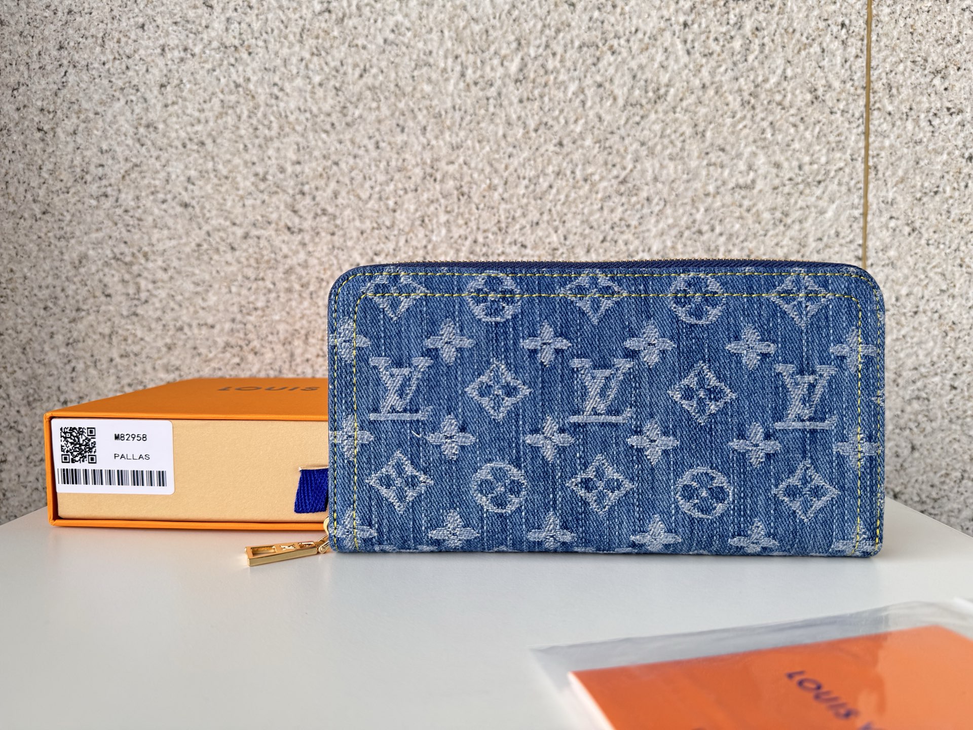NO:673130,[Top original order] M82958 blue denim!  Single zipper wallet series Zippy zipper wallet This zipper wallet is reinterpreted with Monogram jacquard denim, using weaving technology to reinterpret Louis Vuitton's iconic Monogram Dld pattern, and create a stonewashed effect. Size 19.5*10.5*2.5cm., LV wallet, louis vuitton, louis vuitton, wallets19860909【顶级原单】M82958 蓝色牛仔！单拉链钱包系列 Zippy拉链钱夹 这款拉链钱包 以Monogram提花牛仔布重新演绎,采用编织技术重新演绎路易威登标志性的Monogram Dld图案,并打造出石磨水洗效果.尺寸19.5*10.5*2.5cm.,LV钱包,louis vuitton,louis vuitton,wallets,欧美剧