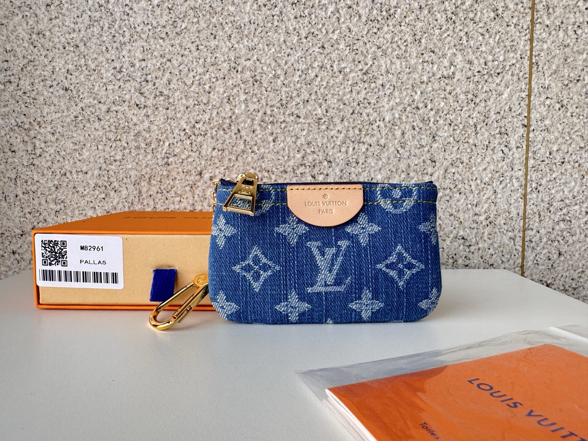 NO:673125,[Top original order] M82961 denim blue!  Key Case Wallet Series This zippered coin purse is made of Monogram jacquard denim with matching calfskin trim. It uses jacquard fabric technology to reinterpret the classic Monogram DLd pattern and create a stonewashed denim effect. Size 12 x 7 x 1.5 cm., LV wallet, louis vuitton, wallets, cowhide19860909【顶级原单】M82961牛仔蓝！钥匙包钱包系列 这款拉链零钱包 以Monogram提花牛仔布打造,缀有搭衬的小牛皮饰边,采用提花织物技术重新演绎经典Monogram DLd图案,并打造出石磨水洗牛仔布效果.尺寸12 x 7 x 1.5 厘米.,LV钱包,louis vuitton,wallets,cowhide,欧美剧