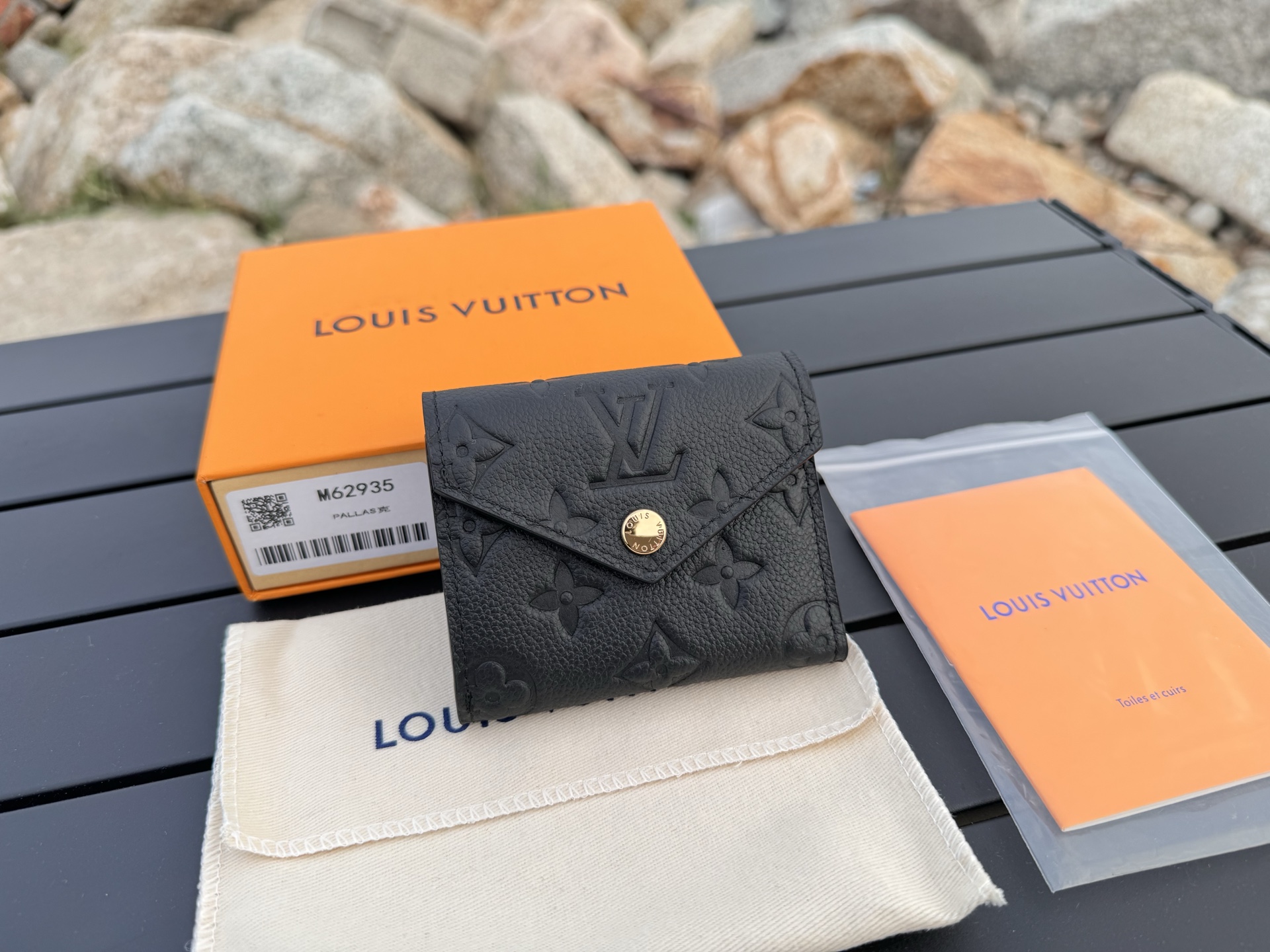 NO:673122,[Top original order] M62935 black Zoe short wallet made of soft Monogram Empreinte grain leather, decorated with classic Louis Vuitton Monogram embossing. It can be easily put into a small bag or clutch, but it is enough to store coins, banknotes and credit cards. It is a compact and mini portable accessory. Size: 9.5x7.5x3., LV wallet, louis vuitton, louis vuitton, wallets, handbag19860909【顶级原单】M62935黑由柔软的 Monogram Empreinte 粒面皮革裁制而成的 Zoe 短款钱夹,饰有经典的路易威登 Monogram 压纹.可轻松收入小号包袋或手拿包,但足以存放硬币、纸钞与信用卡,乃精巧迷你的随身配饰.尺寸:9.5x7.5x3.,LV钱包,louis vuitton,louis vuitton,wallets,handbag,欧美剧